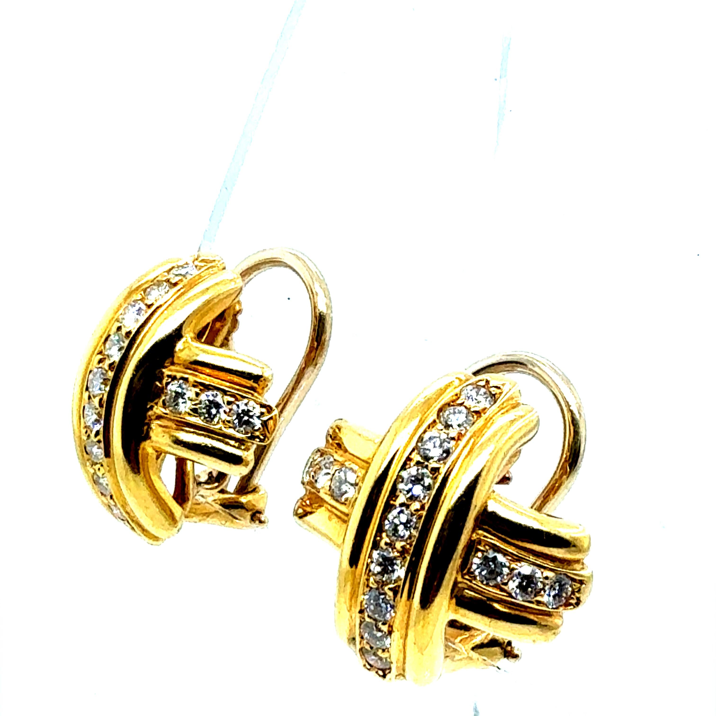 Elegante Retro-Ohrringe aus 18 Karat Gelbgold von Tiffany and Company, besetzt mit 30 natürlichen farblosen Diamanten von insgesamt etwa 1,00 Karat. Die wunderschön gearbeiteten Ohrringe haben eine Länge und Breite von 14 mm und eine Tiefe von 7 mm