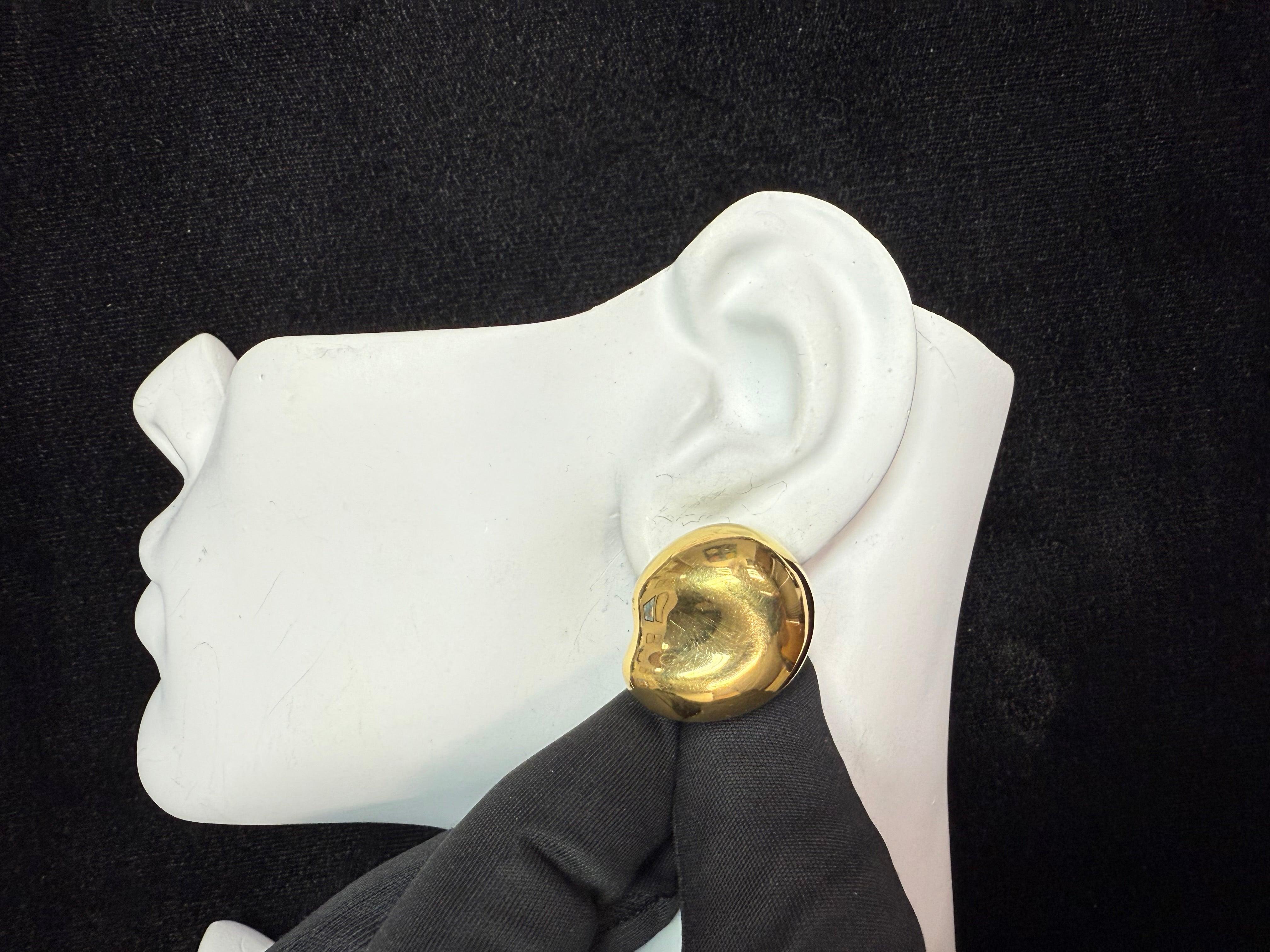 Retro 18K yellow gold thumbprint earrings by original Tiffany and Company, signed Peretti. These bold clip-on earrings for non-pierced ears measure approximately 25 x 21 mm and have a combined weight of 22.7 grams. A striking and sculptural design