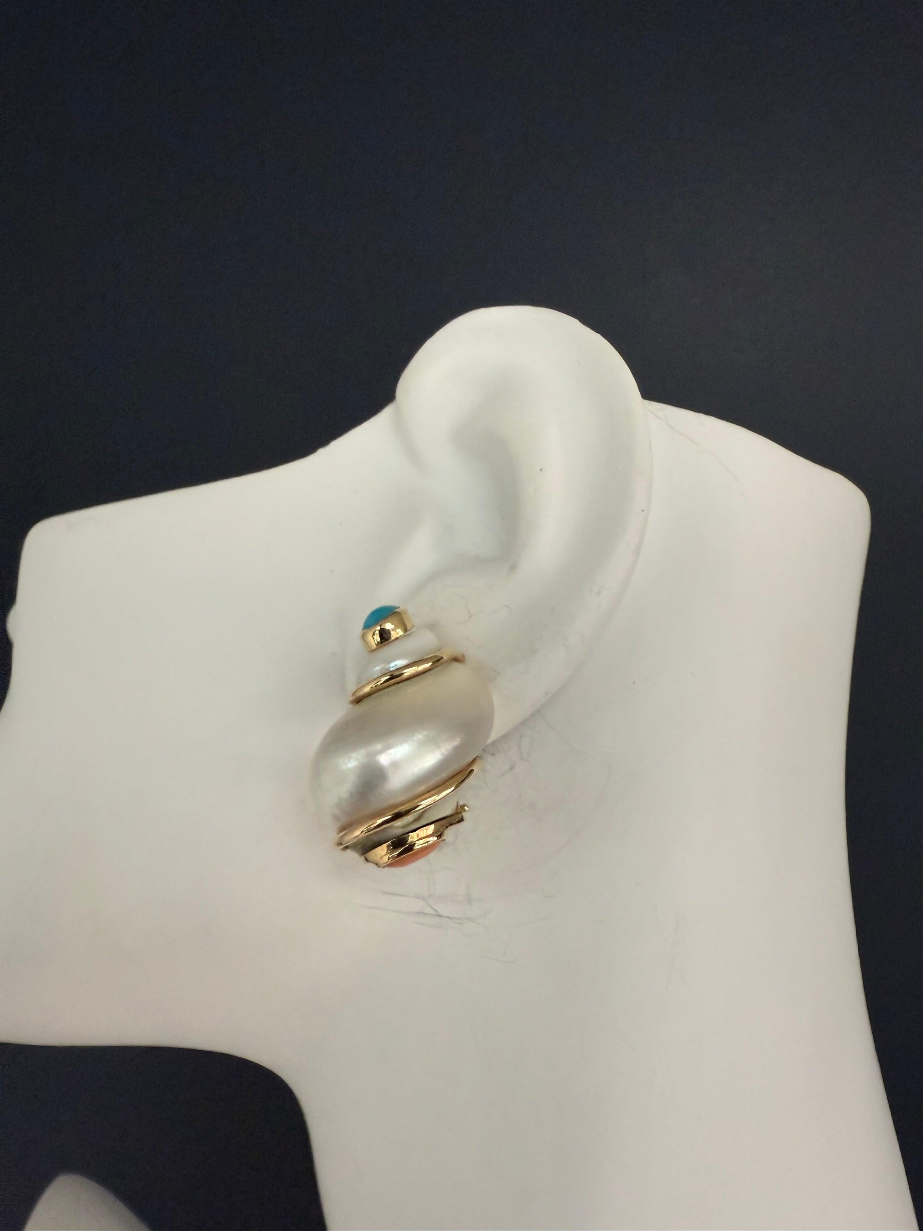 Retro 18K yellow gold signed Seaman Schepps turbo shell earrings featuring vibrant turquoise and coral accents. These bold ear clips weigh 19.1 grams and measure approximately 1 inch in length and 0.75 inch in width, showcasing timeless