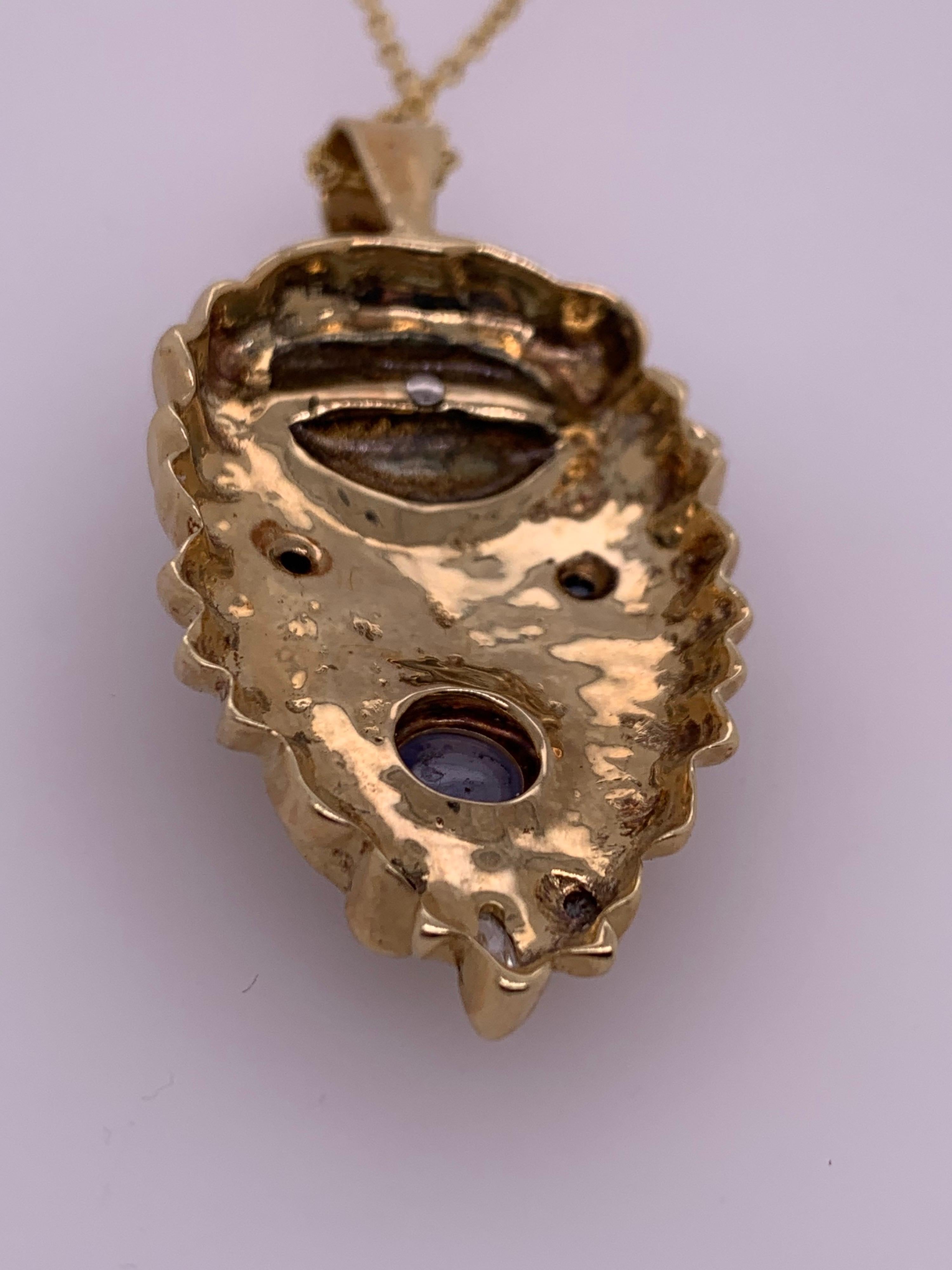 Taille ronde Pendentif rétro en forme de tête de guerrier en or, perle naturelle, diamant de 0,30 carat et saphir, 1950 en vente