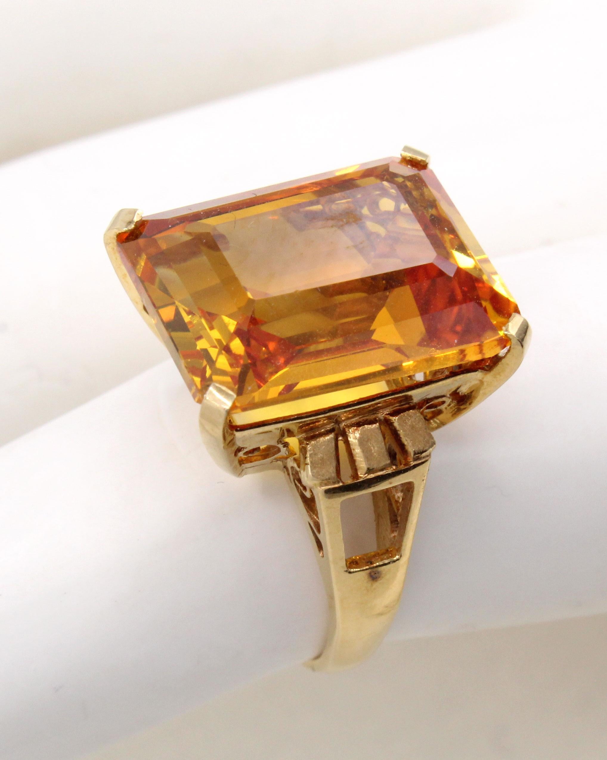 Retro Golden Citrine 18 Karat Gold Ring In Excellent Condition For Sale In New York, NY