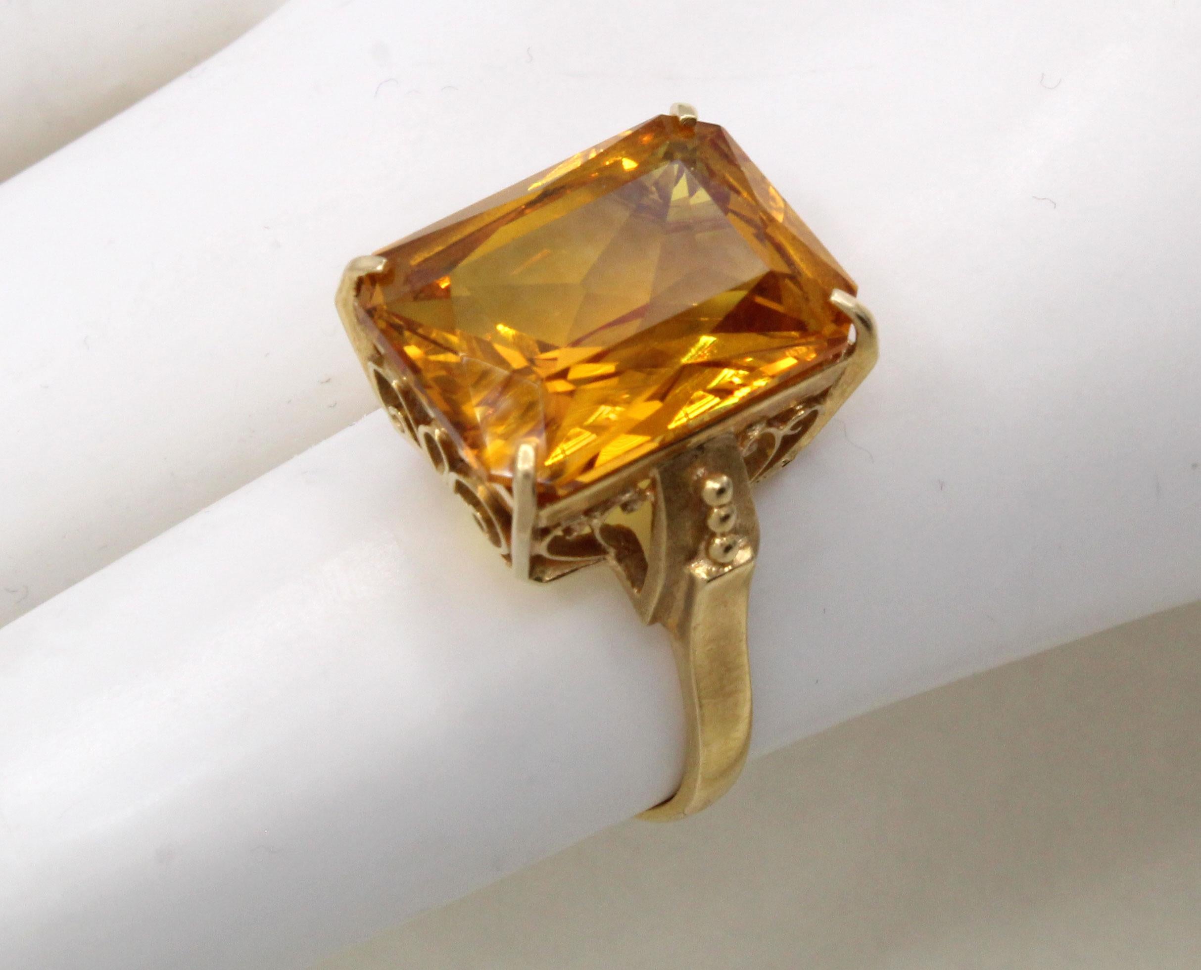 Retro Golden Citrine 18 Karat Gold Ring In Excellent Condition In New York, NY