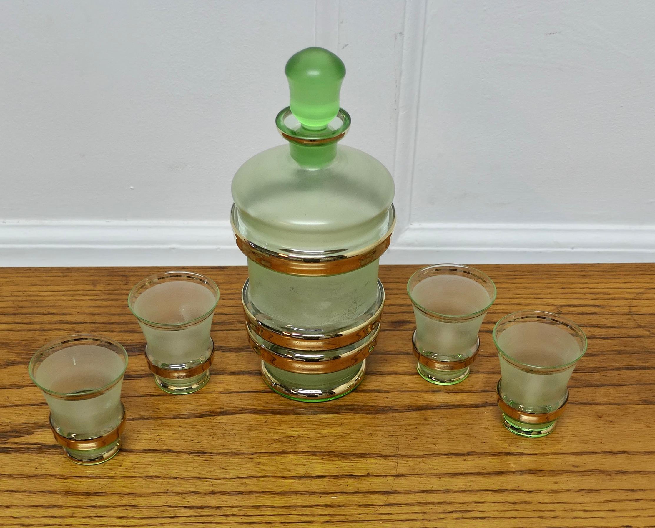 Retro Sherry Dekanter aus grünem und goldenem Glas mit 4 Gläsern    Zweifelsohne Retro (Moderne der Mitte des Jahrhunderts) im Angebot