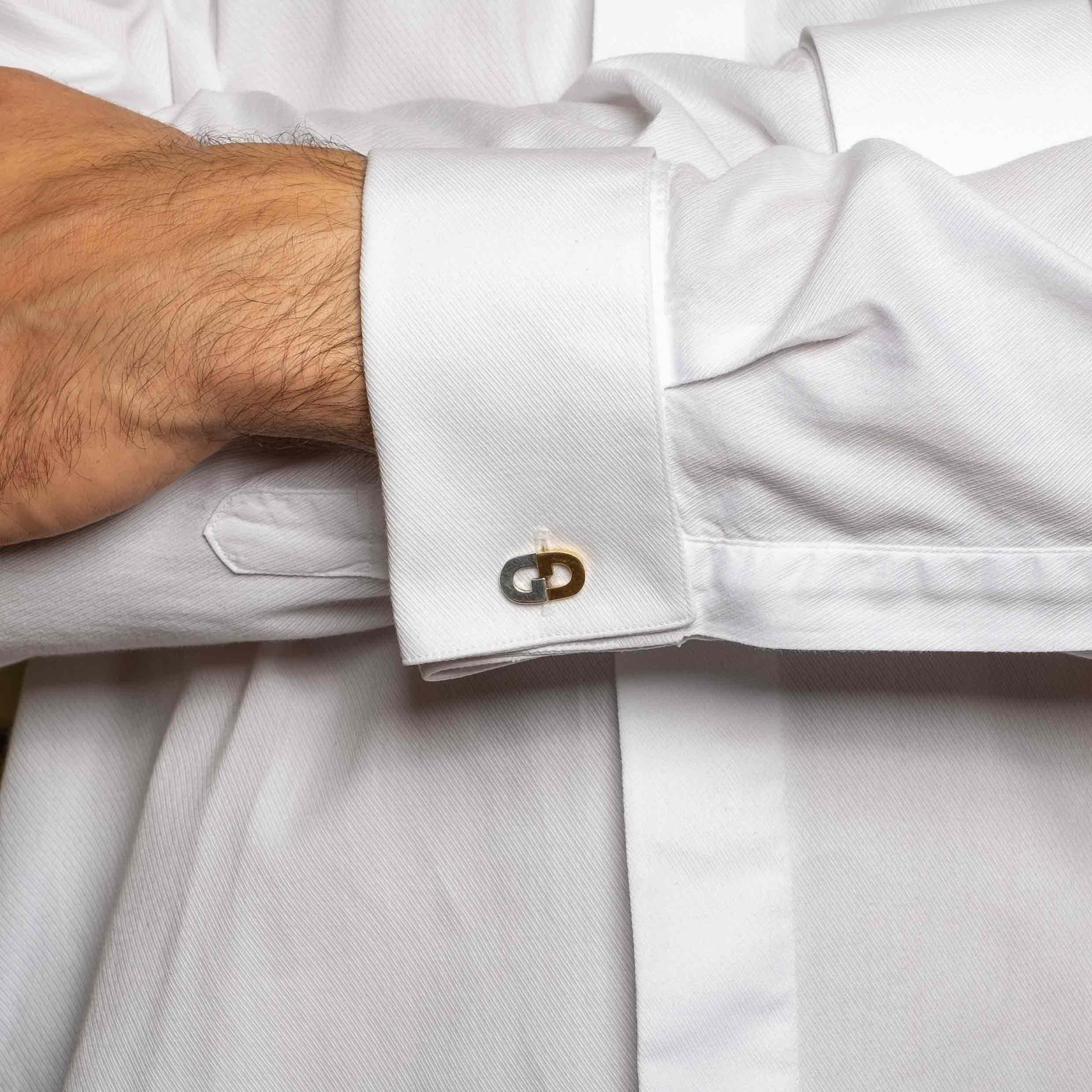 Retro cufflinks signed by Gucci, set in 18ct gold and silver. 1990s period circa.

Highlights
- Retro Gucci 1990s
- 18ct gold and silver

Measurements
- Height 1.9 cm x Width 1.1 cm