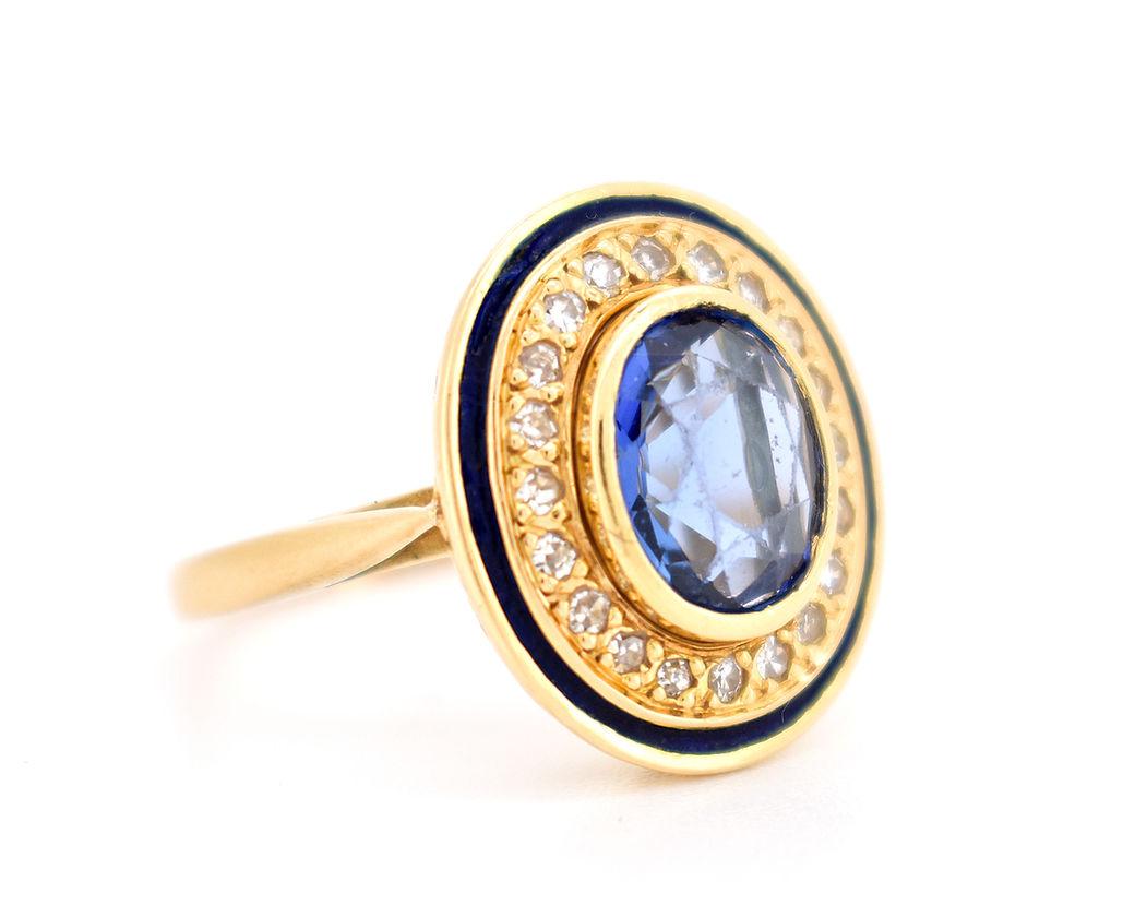 Cette bague à halo, datant de la période rétro tardive (vers 1960), est réalisée en or jaune 18 carats (750/1000). En son centre, un saphir bleu de Ceylan de forme ovale d'environ 2 carats (9,3 x 7,7 x 4,0 mm) est serti dans un double halo. Le