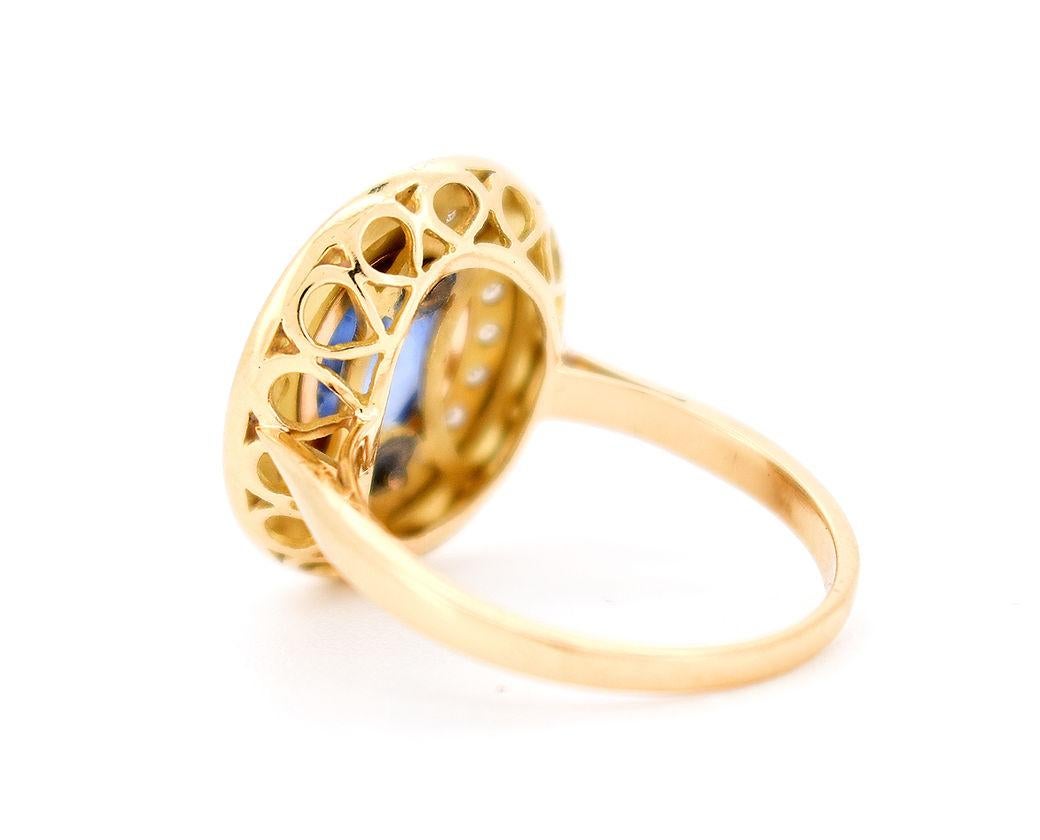 Taille ovale Bague rétro en or, saphir de Ceylan, diamants et émail en vente