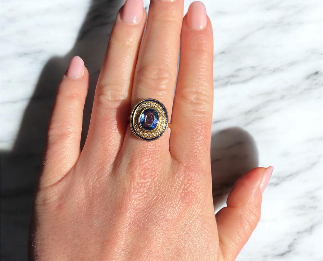 Bague rétro en or, saphir de Ceylan, diamants et émail en vente 1