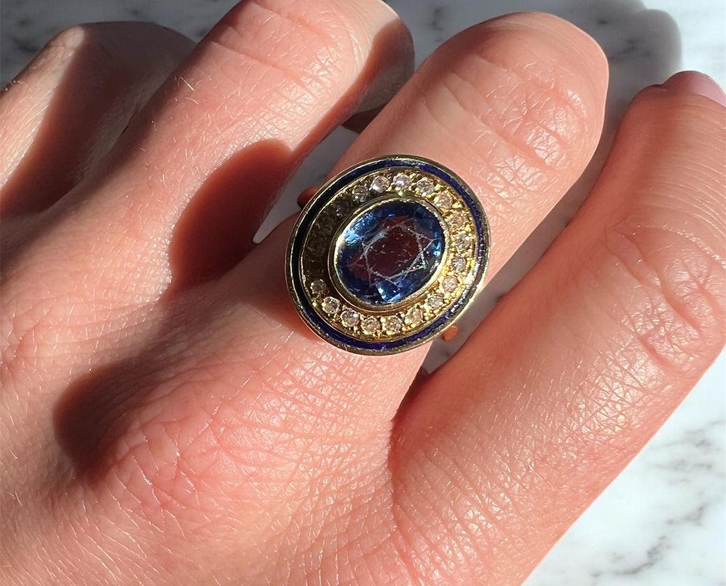 Bague rétro en or, saphir de Ceylan, diamants et émail en vente 2