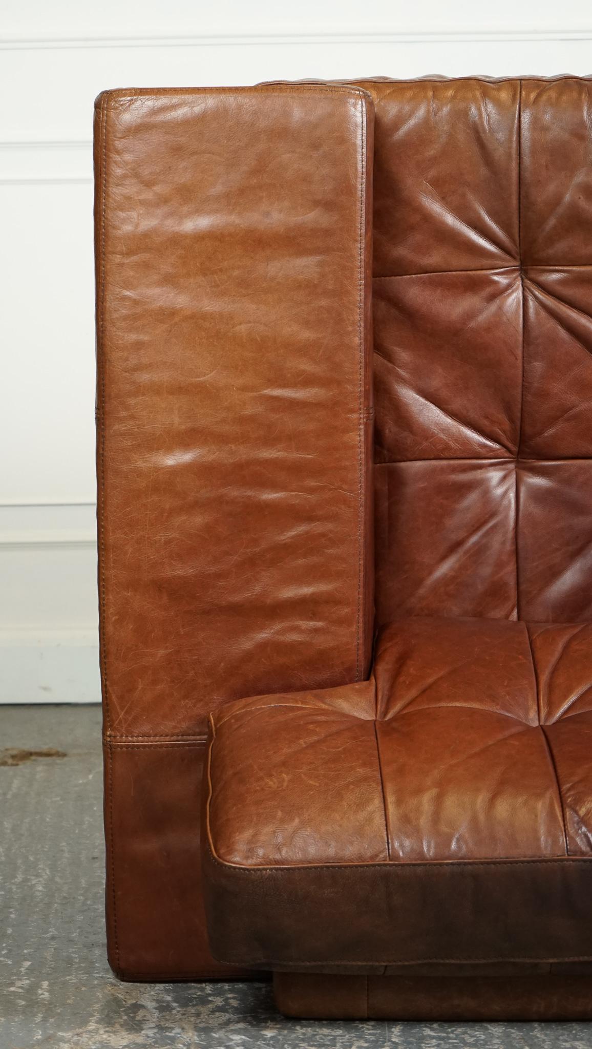 Fait main RETRO HALO TiMOTHY OULTON SOFA en cuir marron en vente