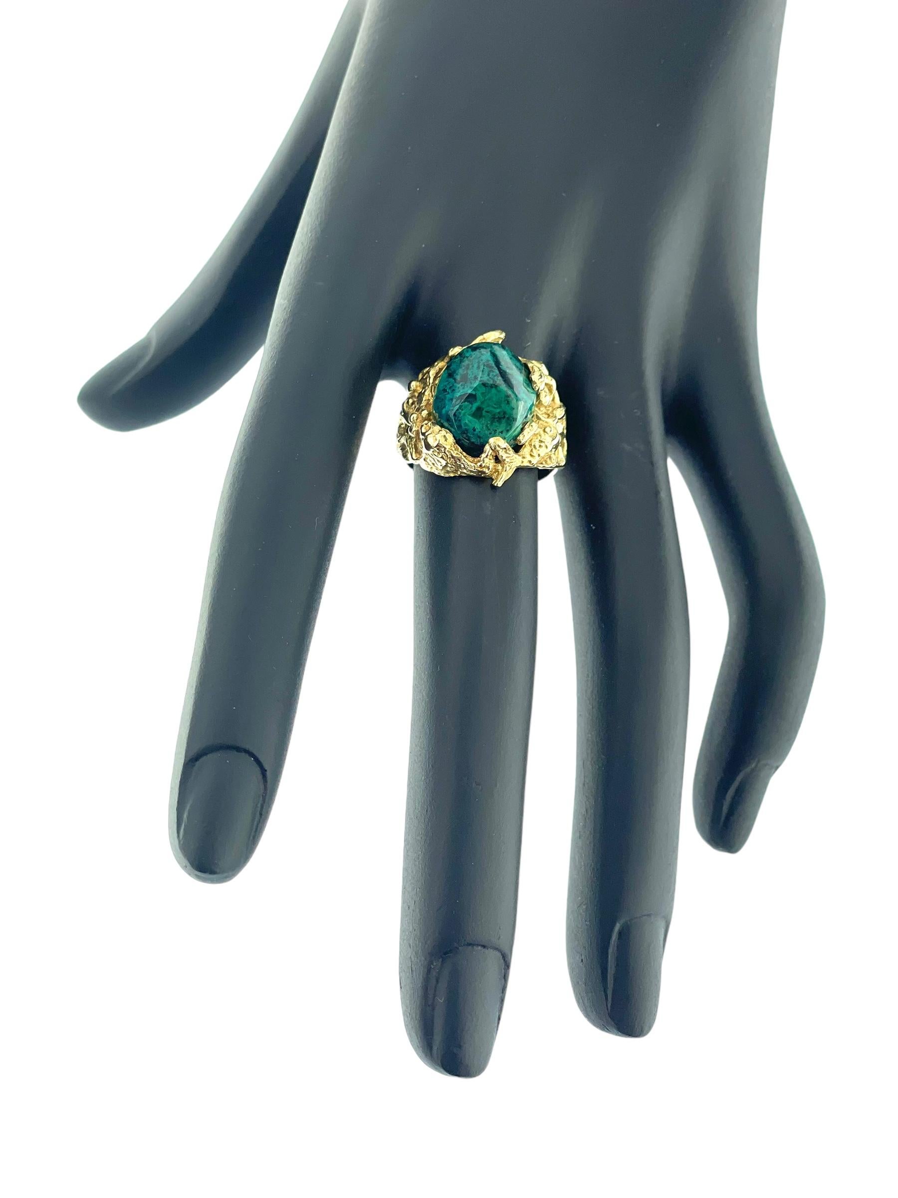 The Retro Hand-Made Cocktail Ring in Yellow Gold with Malachite, IGI Certified, is a stunning piece of jewelry that combines retro flair with modern sophistication. Crafted from 14-karat yellow gold, this ring exudes warmth and luxury, making it a