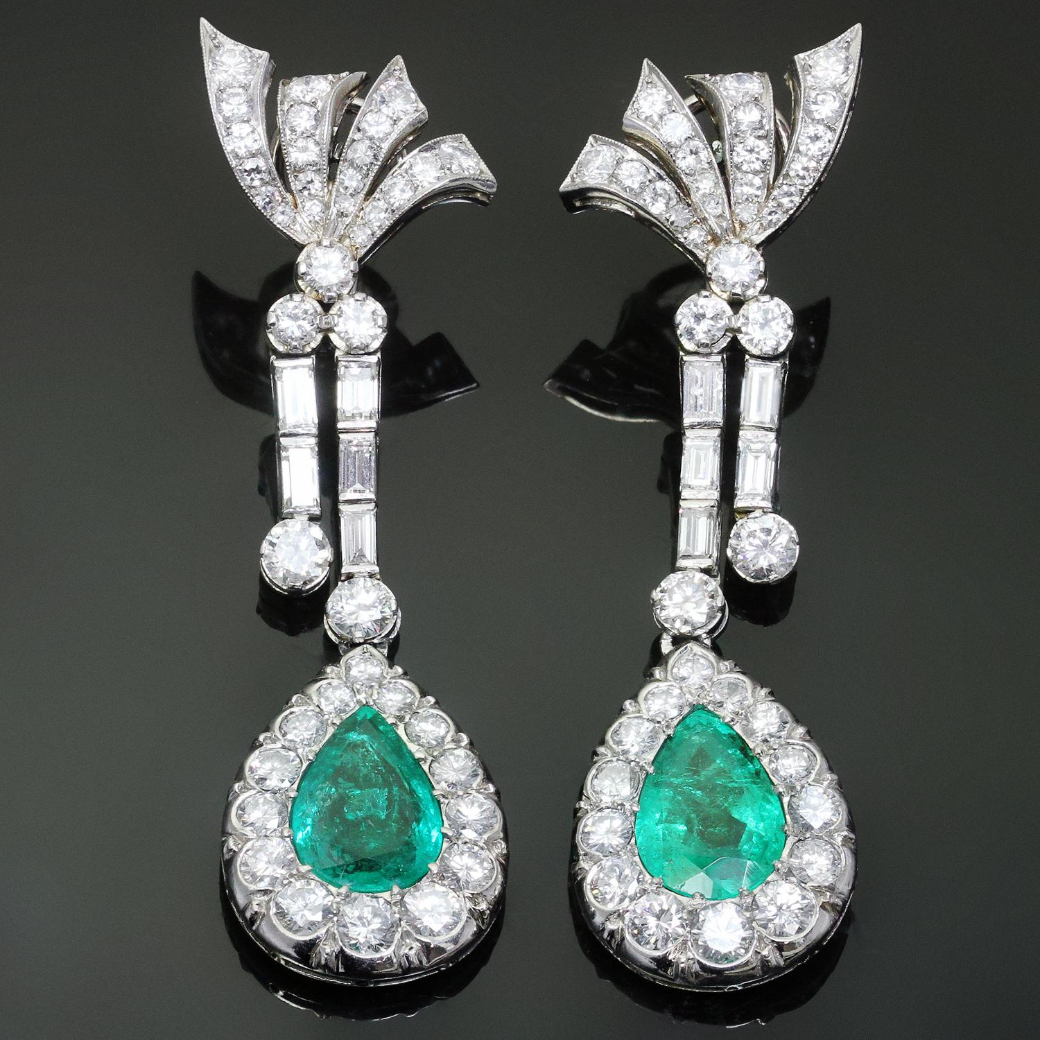 Eleganti e accattivanti orecchini a goccia realizzati a mano in platino pregiato. Ogni orecchino presenta una pietra di smeraldo colombiano sfaccettato a forma di pera di 8,0 mm x 12,0 mm.  completato da 88 diamanti rotondi e 10 diamanti