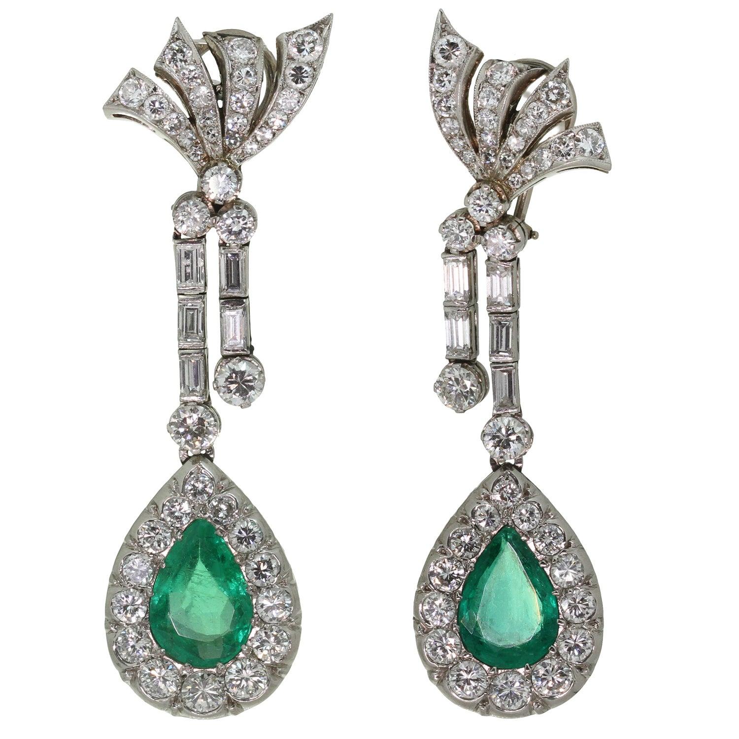 Boucles d'oreilles rétro faites à la main en platine avec diamants et émeraudes de Colombie en forme de poire, certifiés GIA. en vente