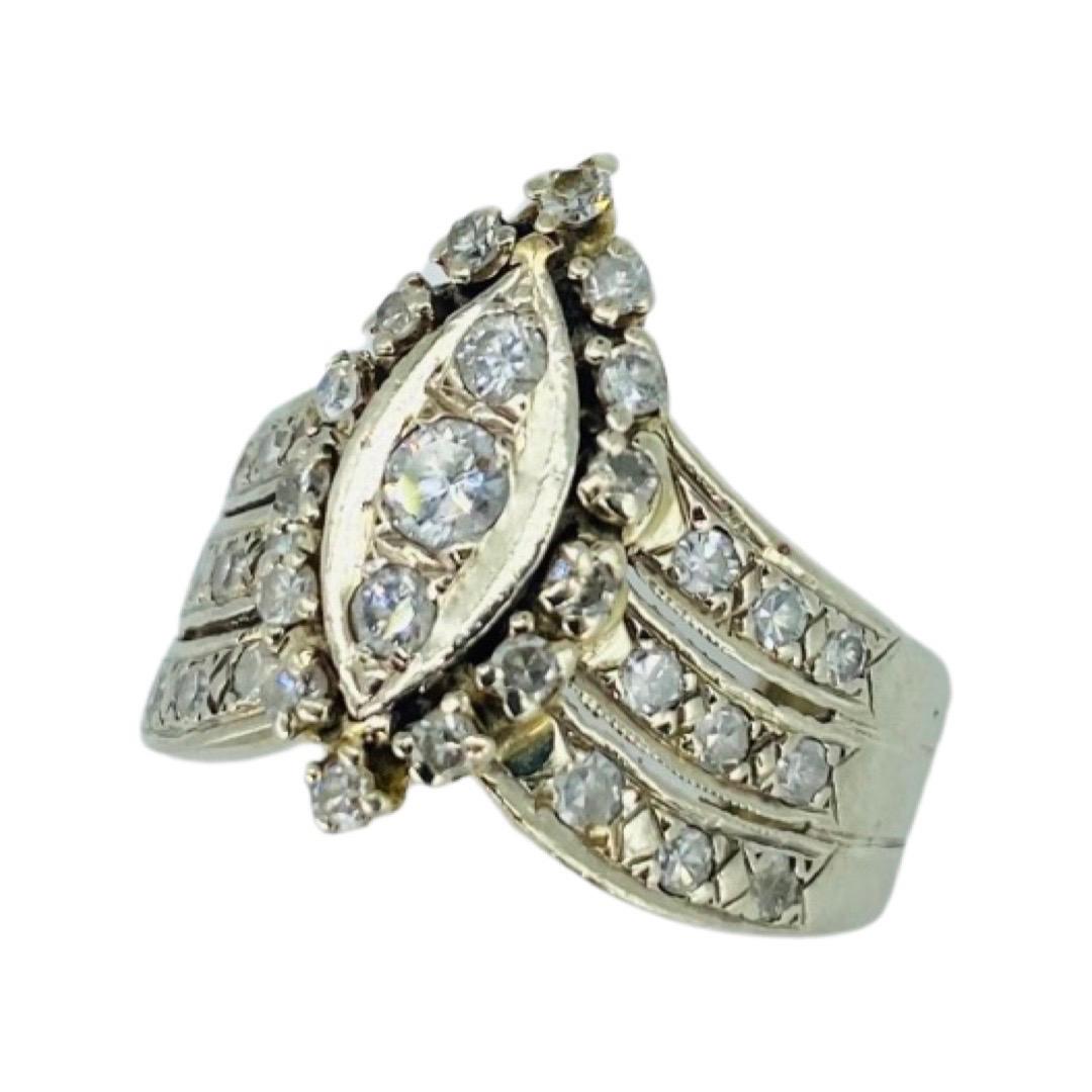 Retro Harold Freeman EREV 1.20 Carat Diamonds Tiara 3-Row Ring 14k White Gold. Les diamants sont taillés à l'ancienne et sont très brillants et étincelants. Une œuvre d'art vraiment unique du designer Harold Freeman. La bague est estampillée EREV et