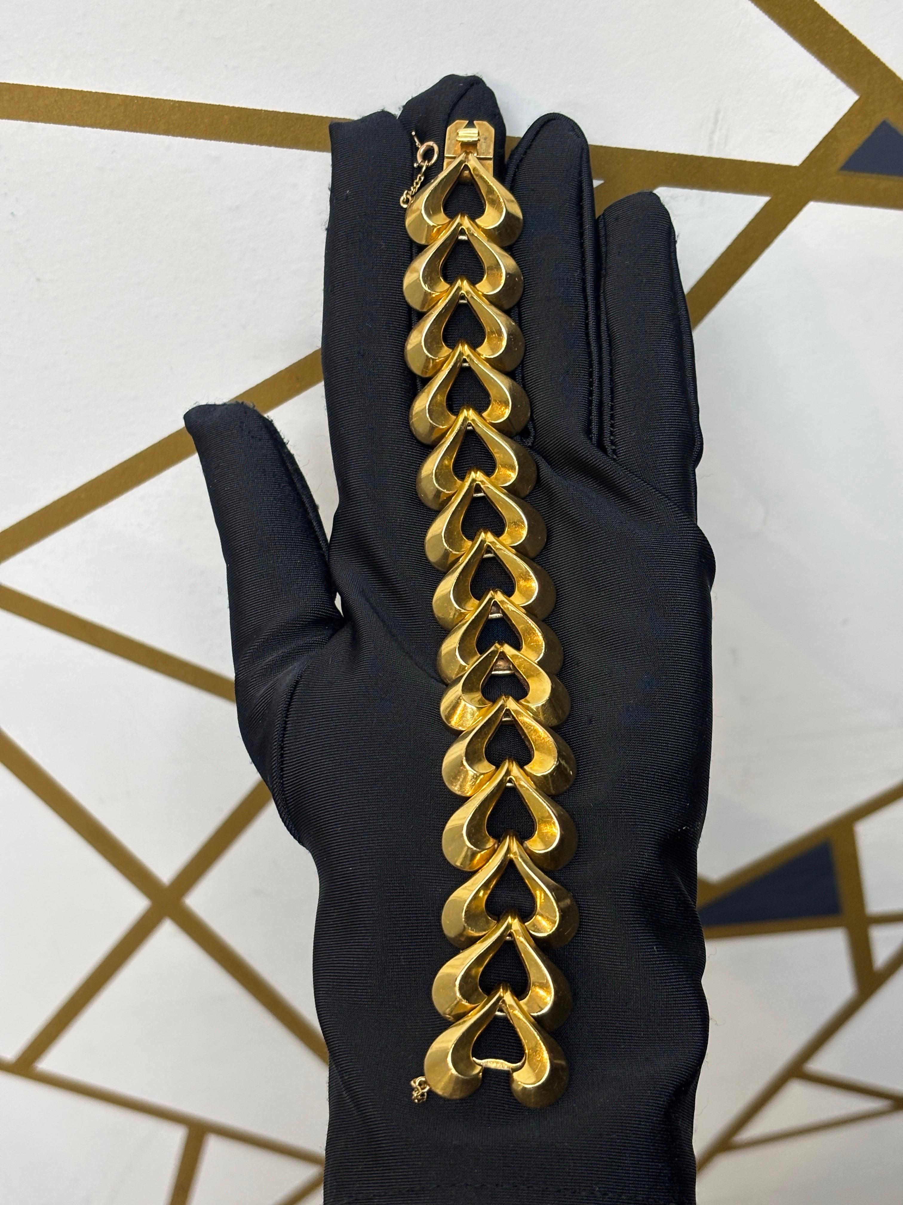 Retro Heart Shape Gold Link Bracelet In Excellent Condition For Sale In New York, NY