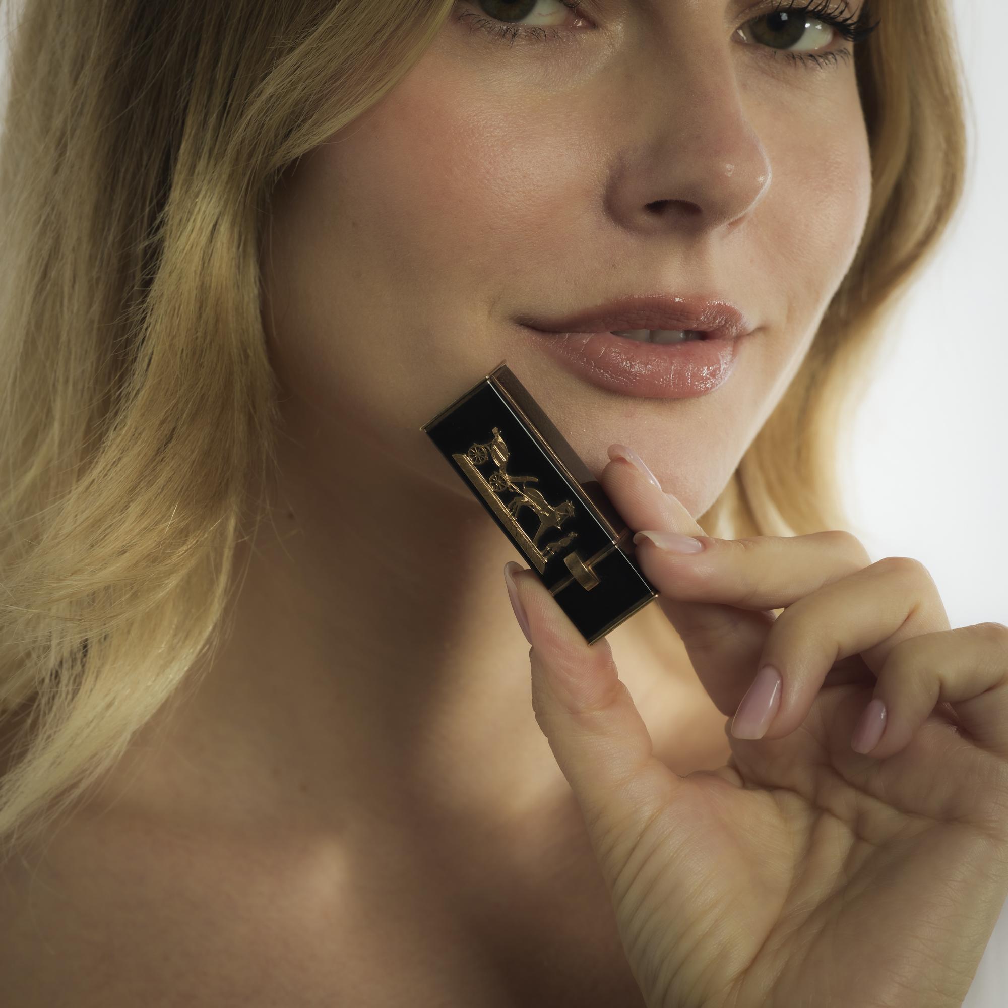 Questo porta rossetto retrò di Hermès degli anni '40 è una lussuosa fusione di oro rosa 18 carati, argento e smalto, che riflette l'eleganza e la maestria dell'epoca. Di peso consistente e finemente dettagliato, reca l'iconica firma Hermès e i