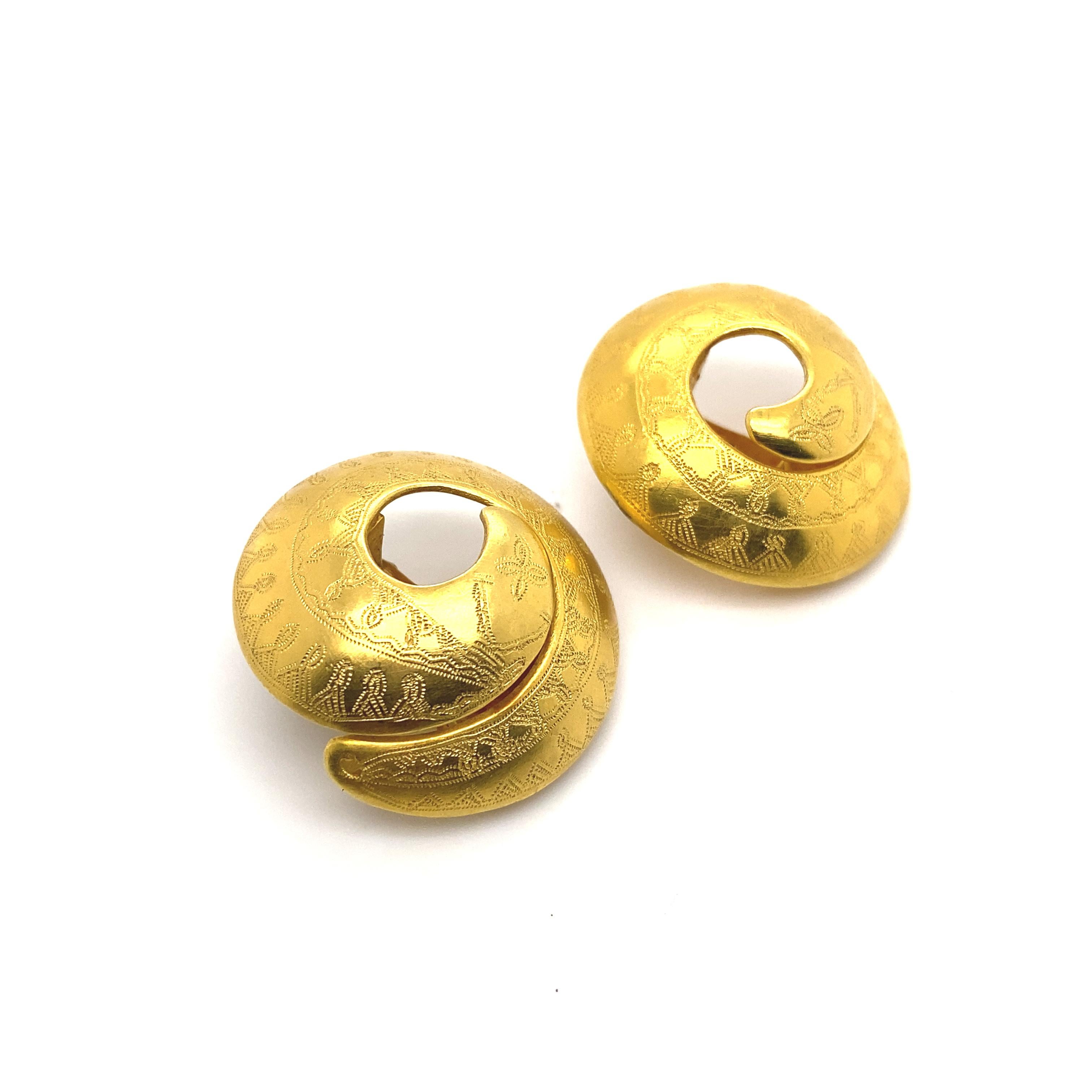 Un paio di orecchini a conchiglia di Hermès in oro giallo 18 carati, circa 1950.

Questo raro e insolito paio di orecchini retrò di Hermès è caratterizzato da un'elegante voluta con un intricato disegno applicato a mano e fissato sul retro con una
