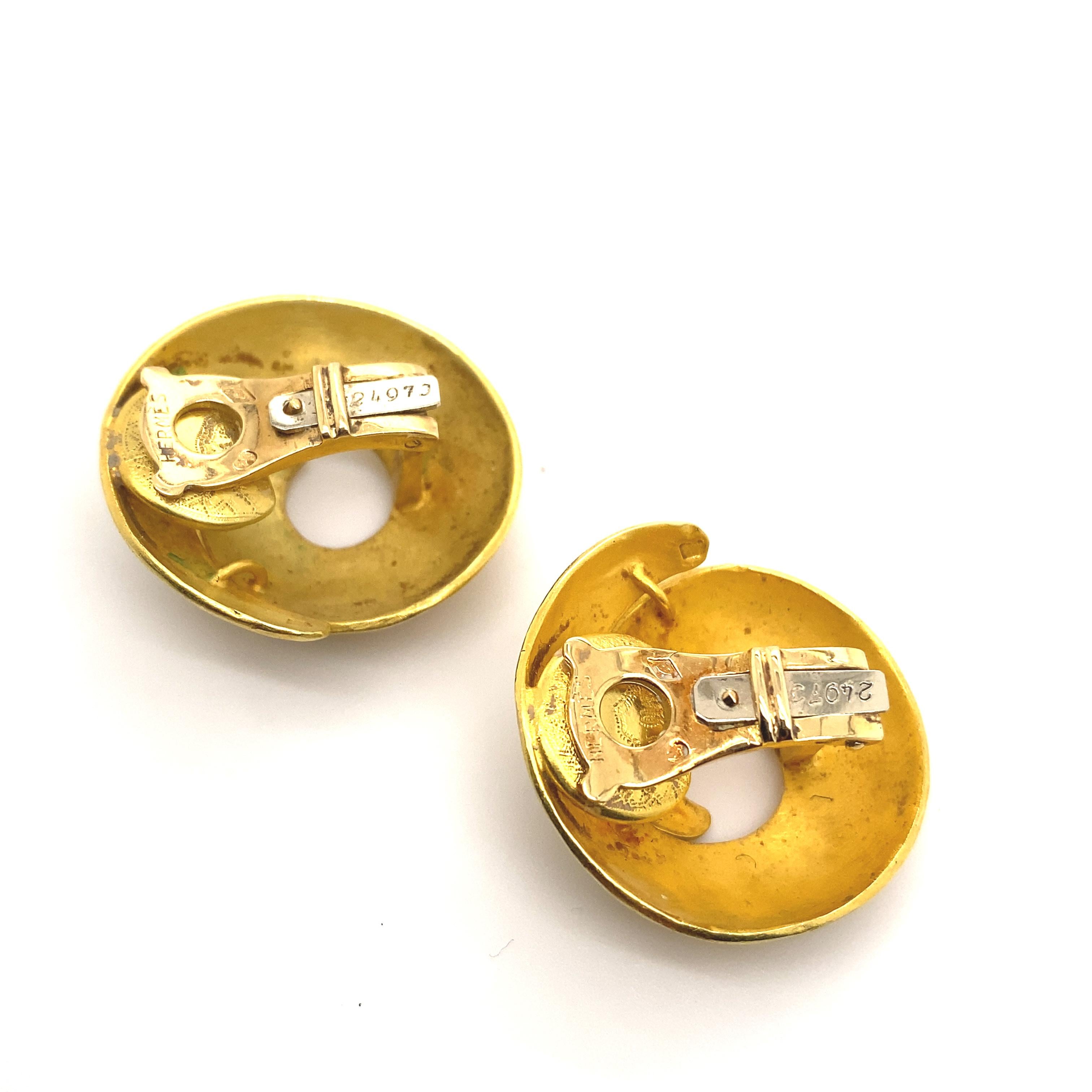 Rétro Boucles d'oreilles rétro Hermès en or jaune 18 carats, circa 1950 en vente