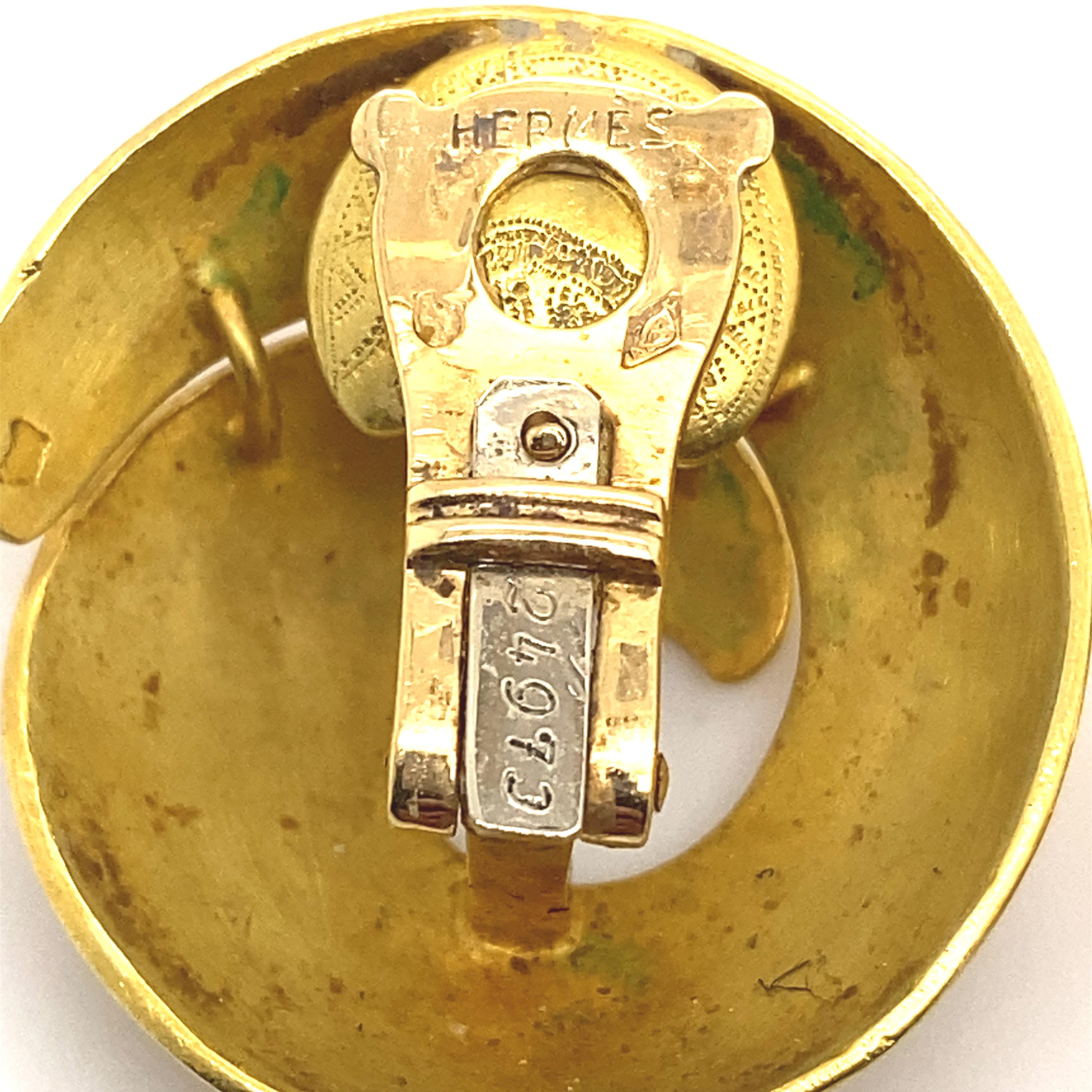 Donna Orecchini a conchiglia retrò Hermès in oro giallo 18 carati, circa 1950 in vendita