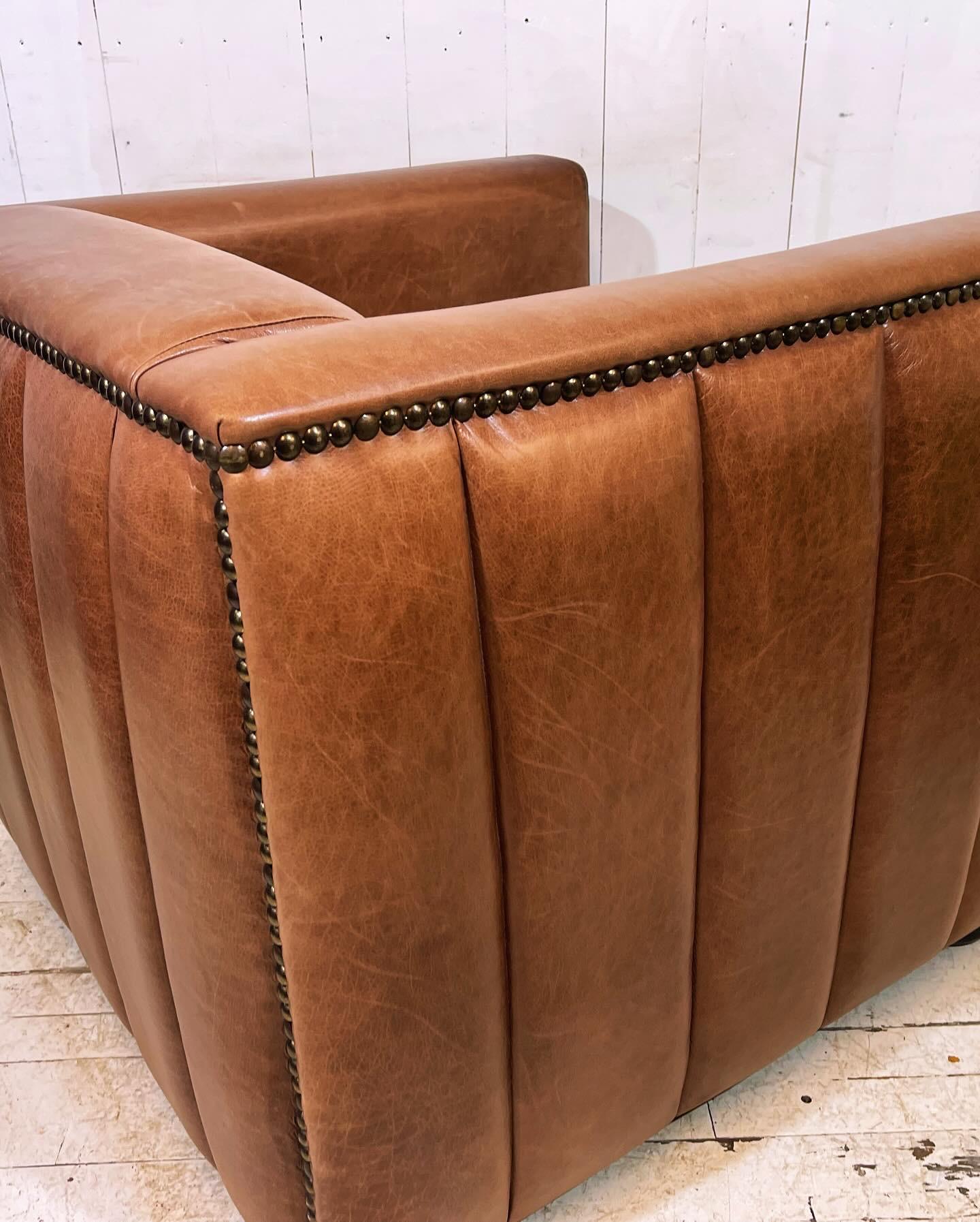 Retro Hotel Tan Distressed Leather Club Chair



Offrez-vous la quintessence du luxe avec notre fauteuil club en cuir fauve rétro et vieilli. Cette pièce, qui ornait à l'origine le salon d'un grand hôtel de Liverpool, respire l'opulence et la