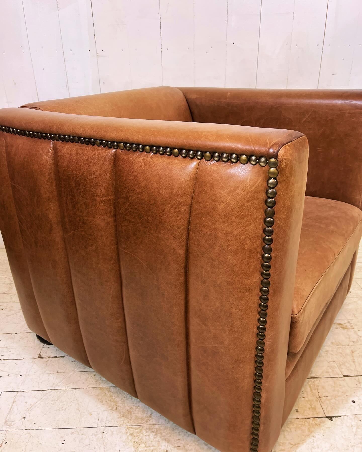 Art déco Retro Hotel Club Chair en cuir vieilli  en vente