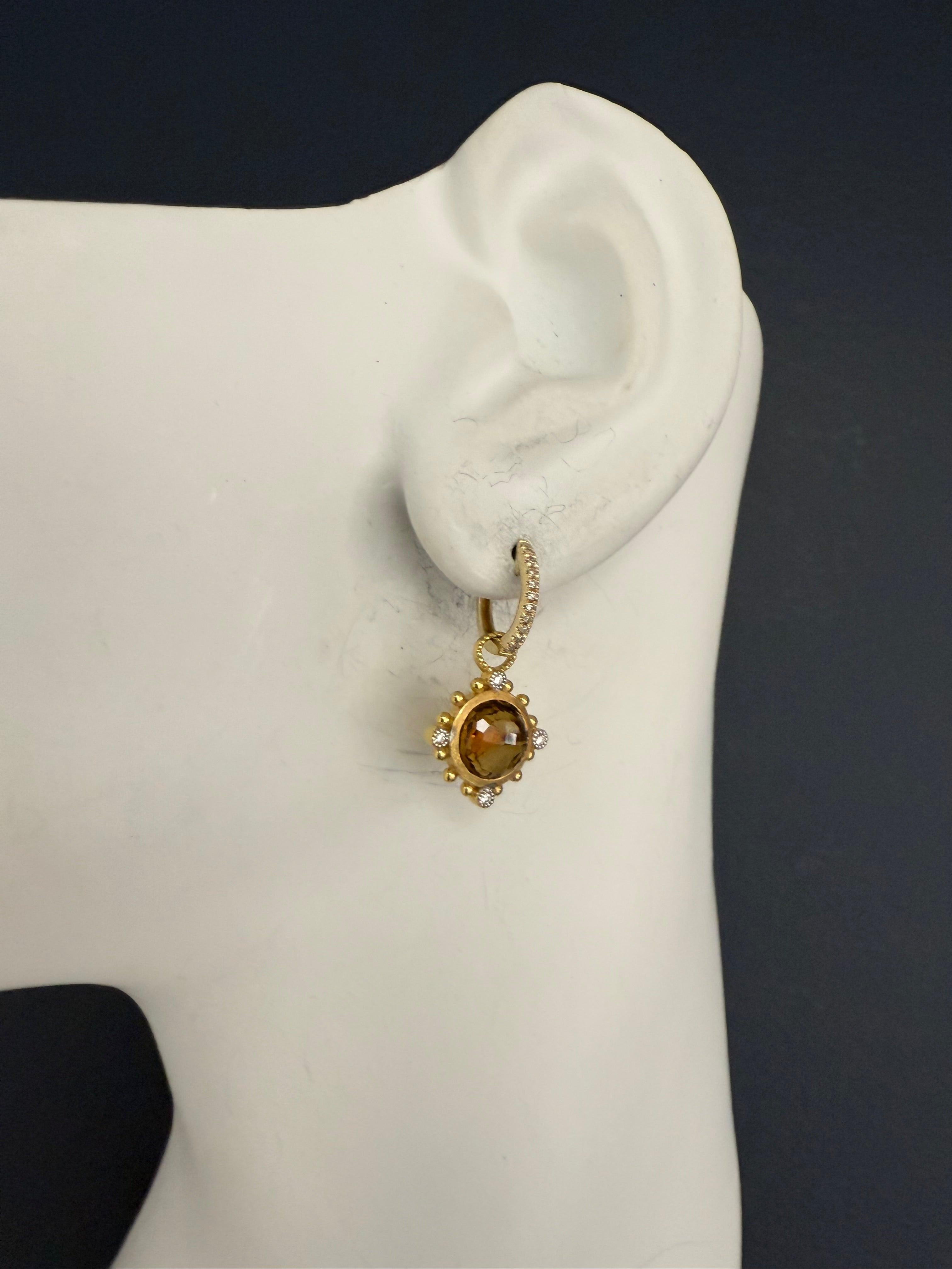 Elegante, gepunzte Ohrringe von Ines de la Fressange mit abnehmbarem, natürlichem Citrin im Rosenschliff, besetzt mit acht natürlichen farblosen, runden Brillanten. Jeder Citrin hat einen Durchmesser von ca. 7 mm, der gesamte Anhänger misst 17 mm in