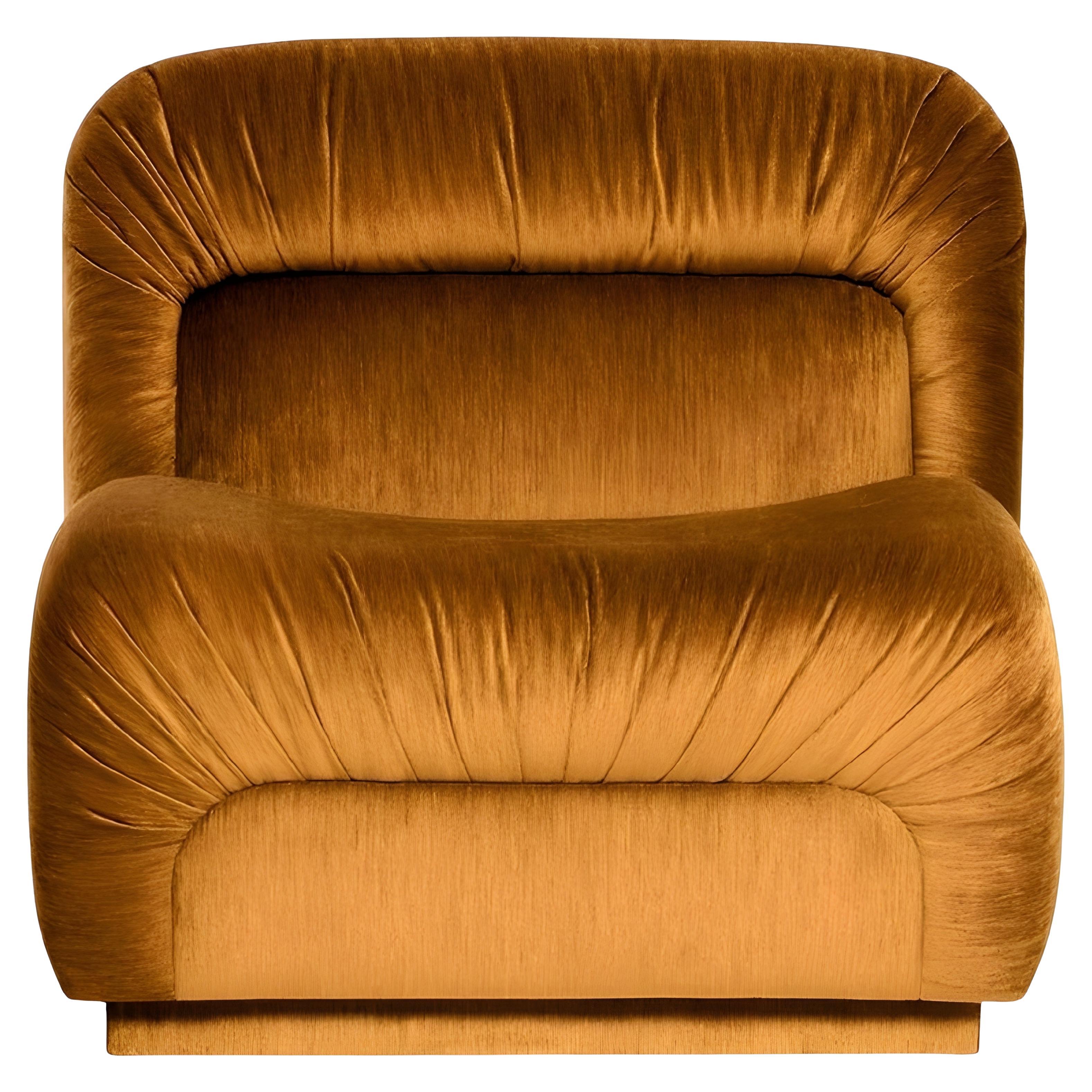 Sillón de inspiración retro con silueta curvada en tapicería de terciopelo naranja quemado