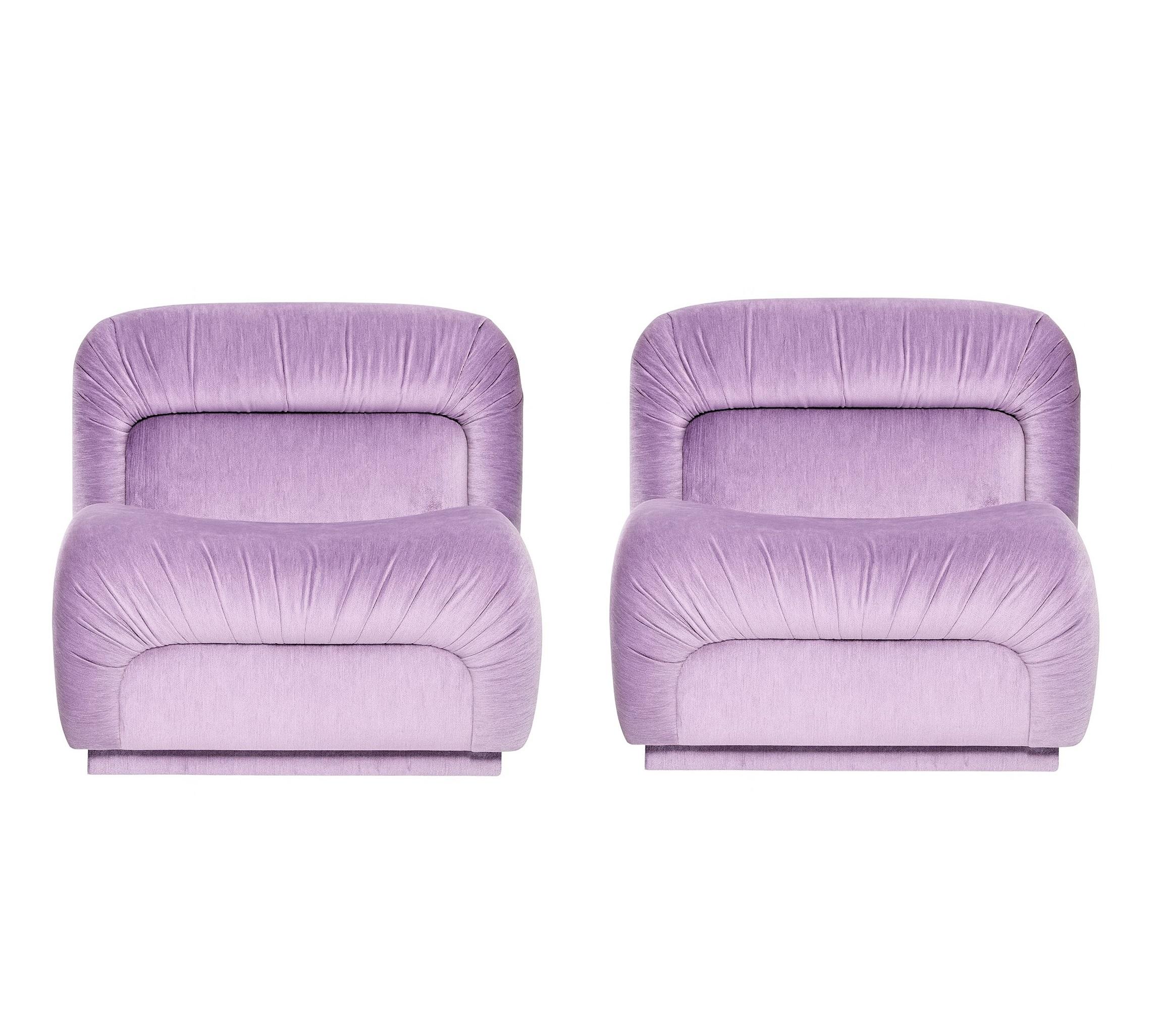 Retro-inspirierter Sessel mit geschwungener Silhouette und champagnerfarbener Samtpolsterung (Handgefertigt) im Angebot