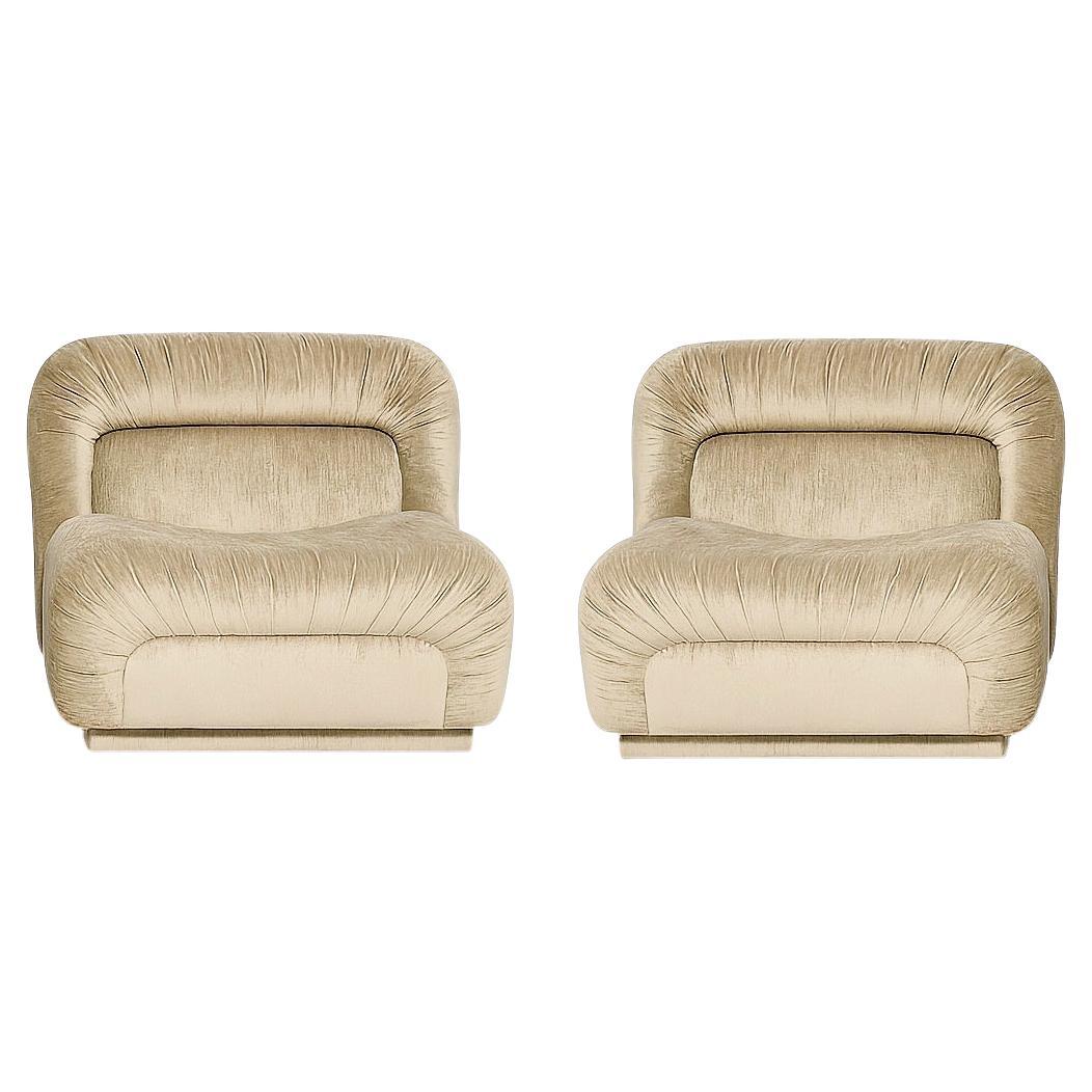 Retro-inspirierter Sessel mit geschwungener Silhouette und champagnerfarbener Samtpolsterung im Angebot