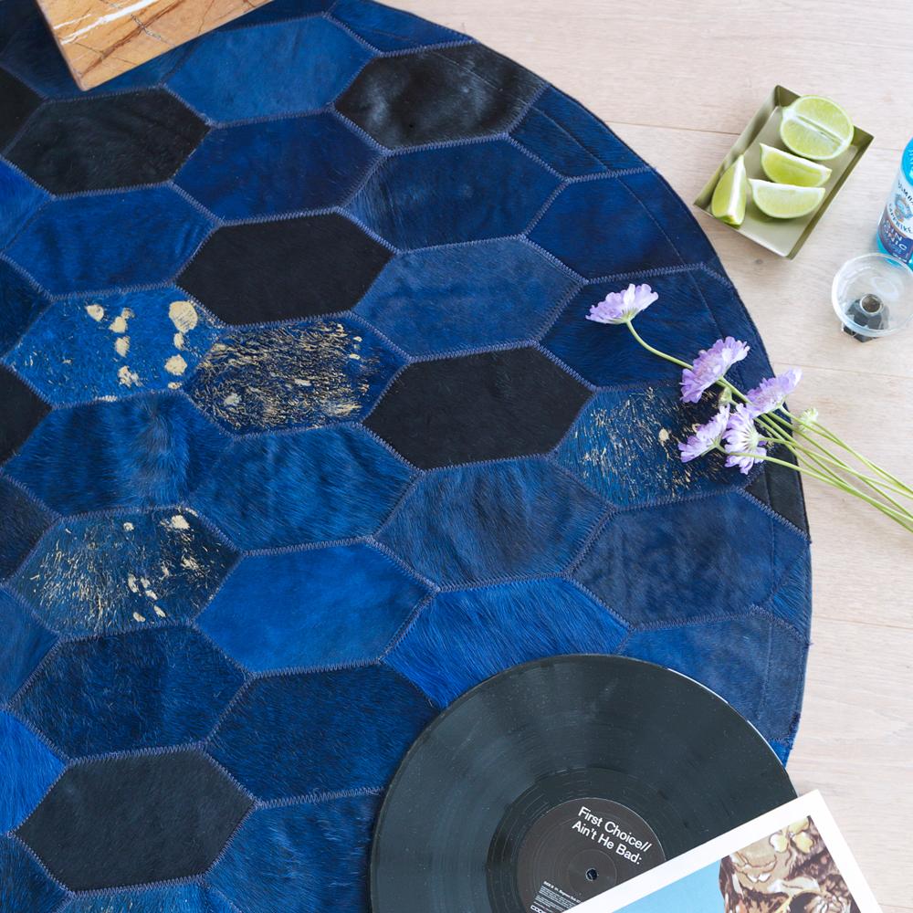 Retro Inspired Customizable Hornet Blue Cowhide Rug Round Large In New Condition For Sale In Charlotte, NC