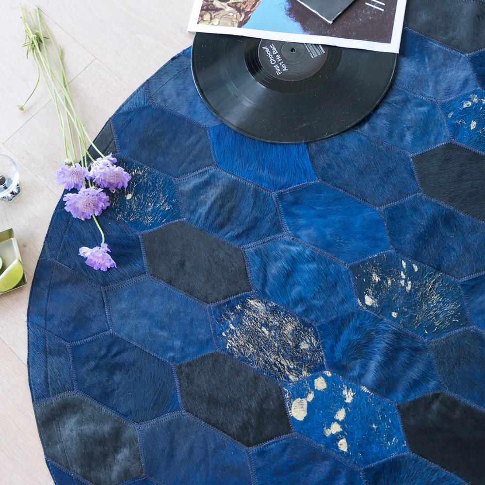 Retro-inspirierter, anpassbarer Hornet-Blauer Rindsleder-Teppich, rund groß im Angebot 1
