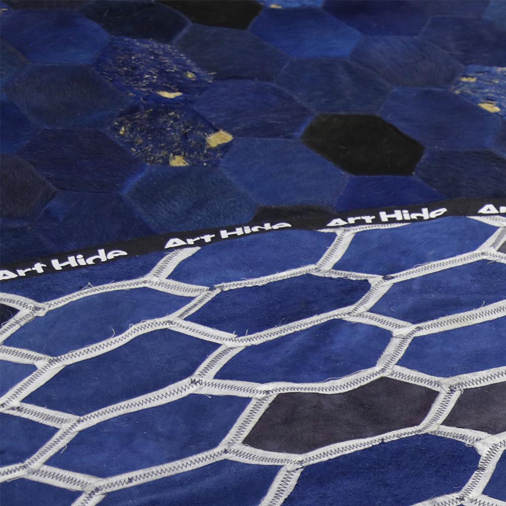 Mitternachtsblau und Anthrazit sind die Hauptfarben unserer verführerischen neuen Blue Hornet. Der Teppich ist mit auffälligem Goldstaub überzogen, der im Kontrast zu den tiefen, stimmungsvollen Blautönen steht. Die von der Retro-Science-Fiction