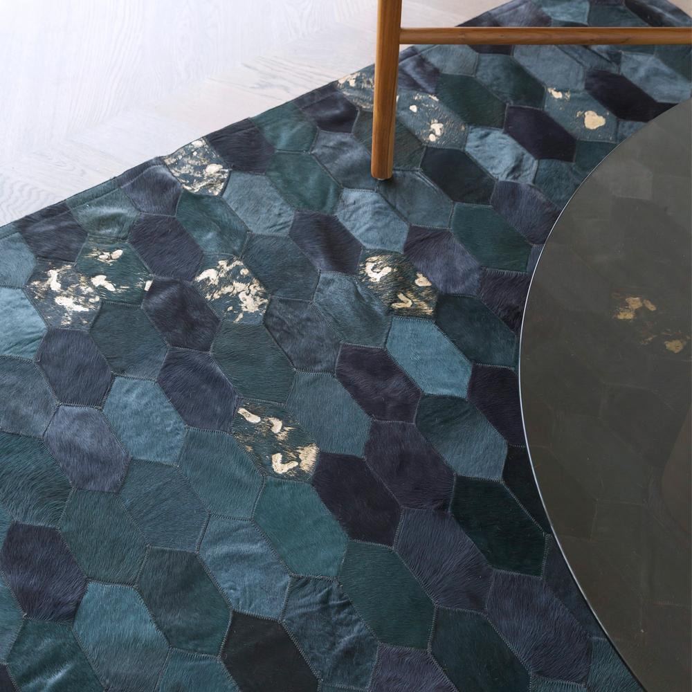 Retro-inspirierter, anpassbarer Hornet Teal und Gold Rindsleder-Bodenteppich XX-groß (Maschinell gefertigt) im Angebot