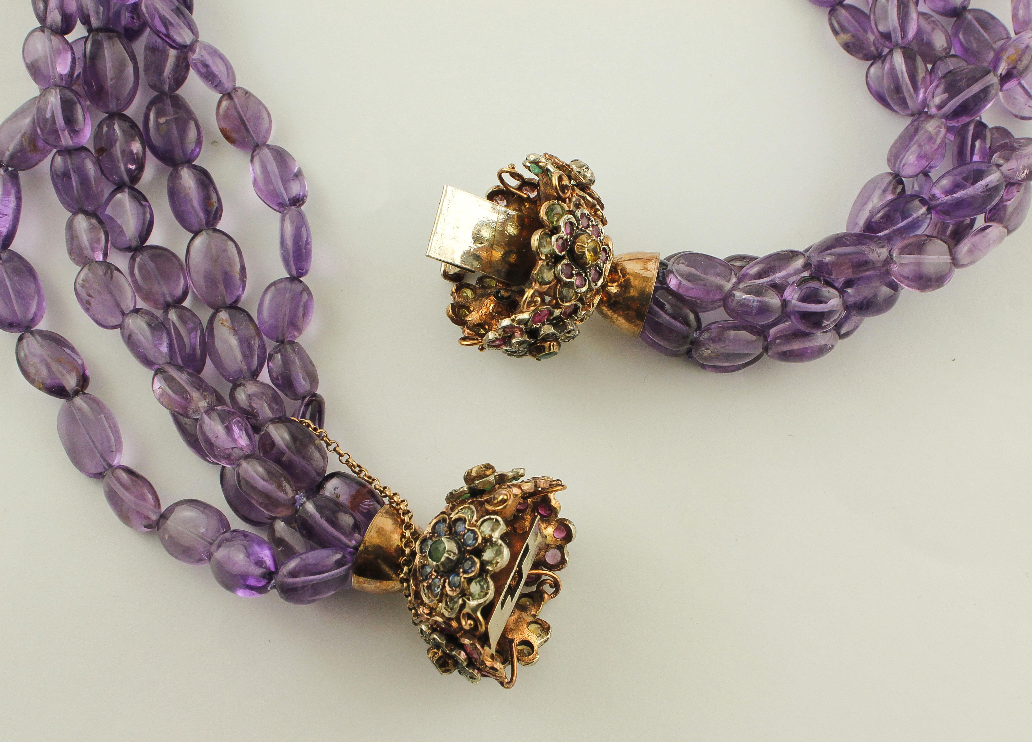 Retro Retro-Halskette aus ineinander verschlungenen Amethysten, mit Smaragden, Rubinen und Saphiren und Verschluss im Angebot 1
