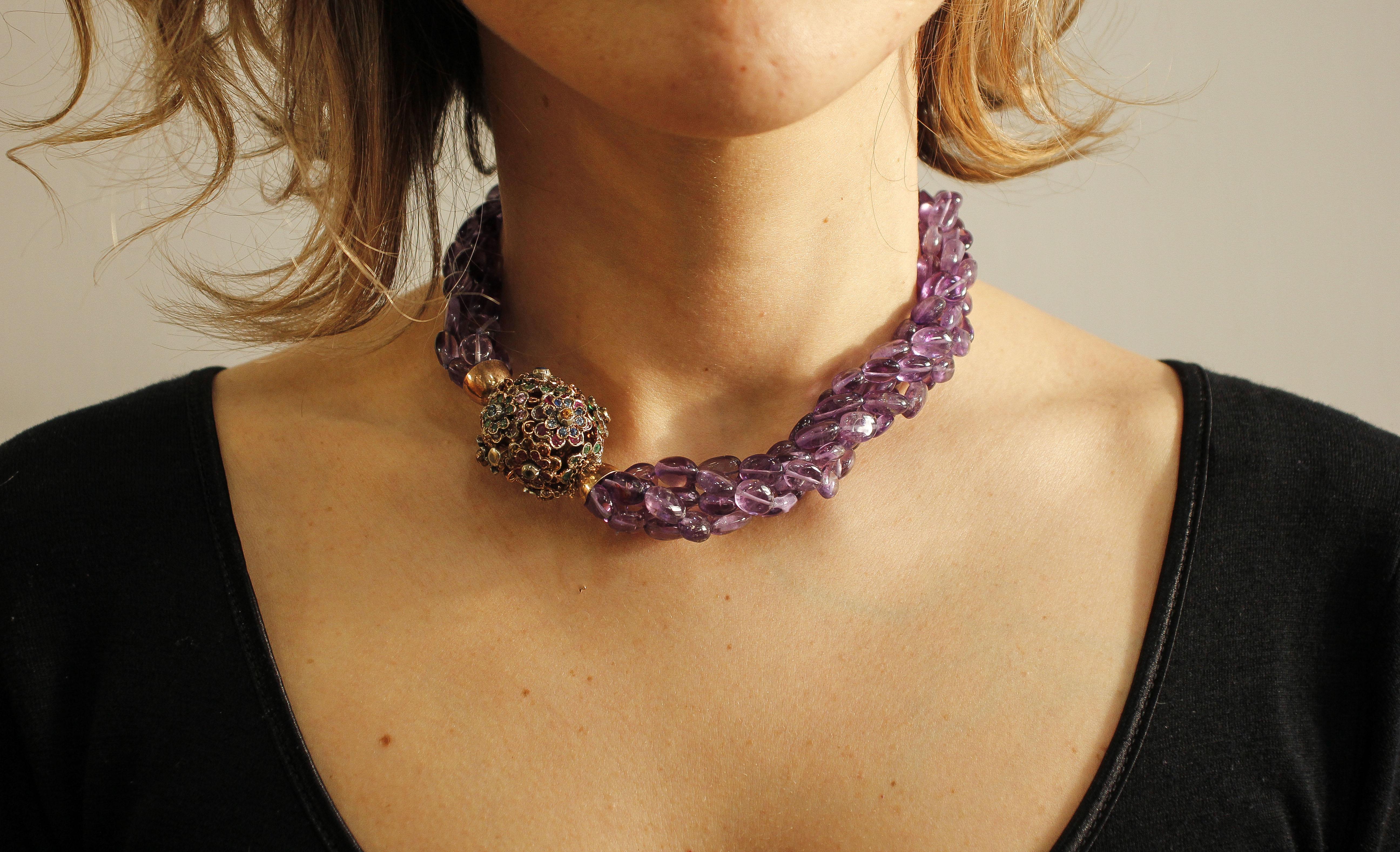 Retro Retro-Halskette aus ineinander verschlungenen Amethysten, mit Smaragden, Rubinen und Saphiren und Verschluss im Angebot 3