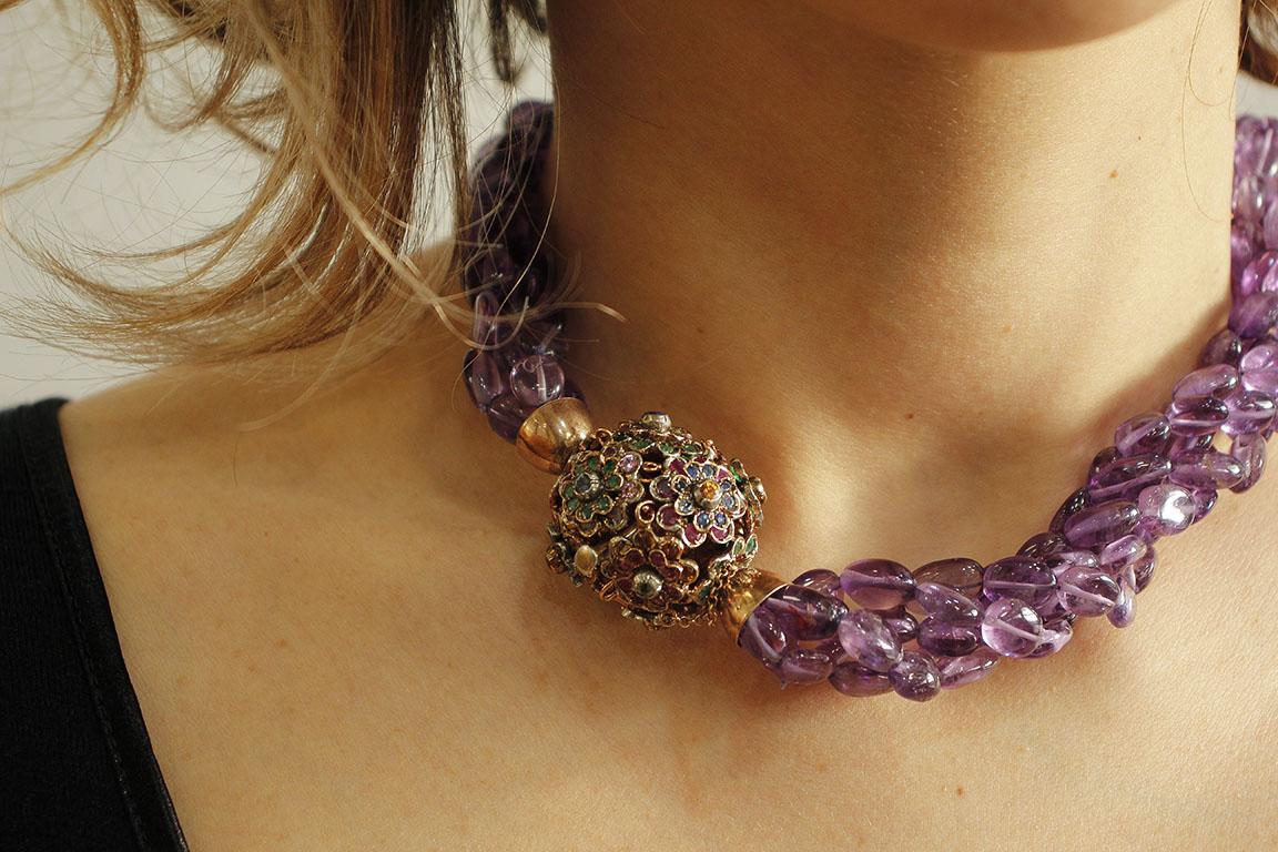 Retro Intertwined Amethysts Necklace, with Emeralds, Rubies and Sapphires Clasp For Sale 5