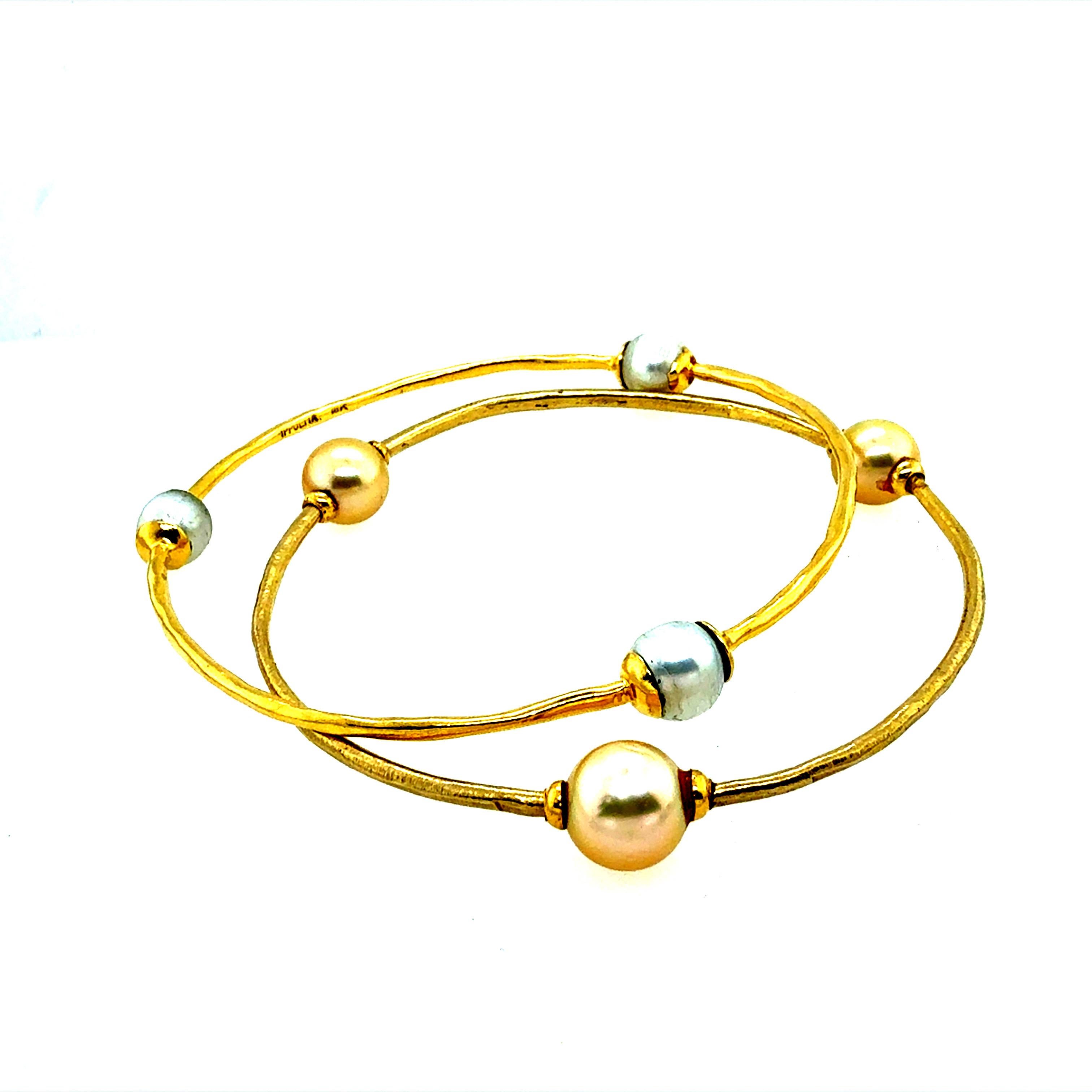 Bracciale bangle retrò Ippolita finemente realizzato in Italia in oro giallo 18 carati, con incastonate luminose perle dei mari del sud bianche e dorate di eccezionale lucentezza. Le perle bianche misurano circa 8 mm di diametro, mentre le perle