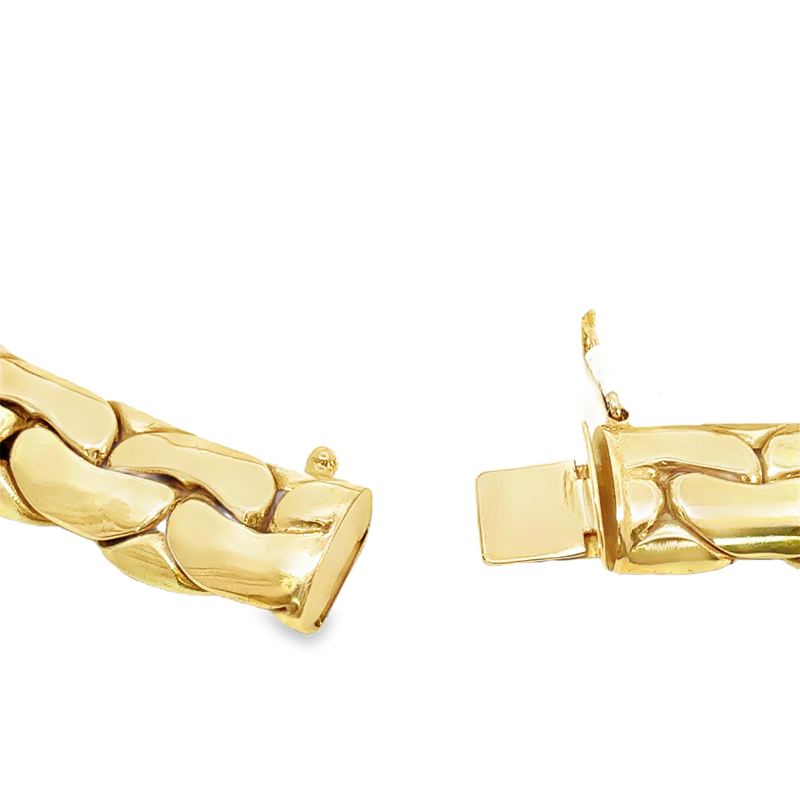 Questa audace e sofisticata collana con catena a fagiolo in oro giallo 14K presenta un accattivante design a incastro realizzato con precisione ed eleganza. Misurando 16 pollici di lunghezza e 0,5 pollici di larghezza, è un pezzo importante che pesa