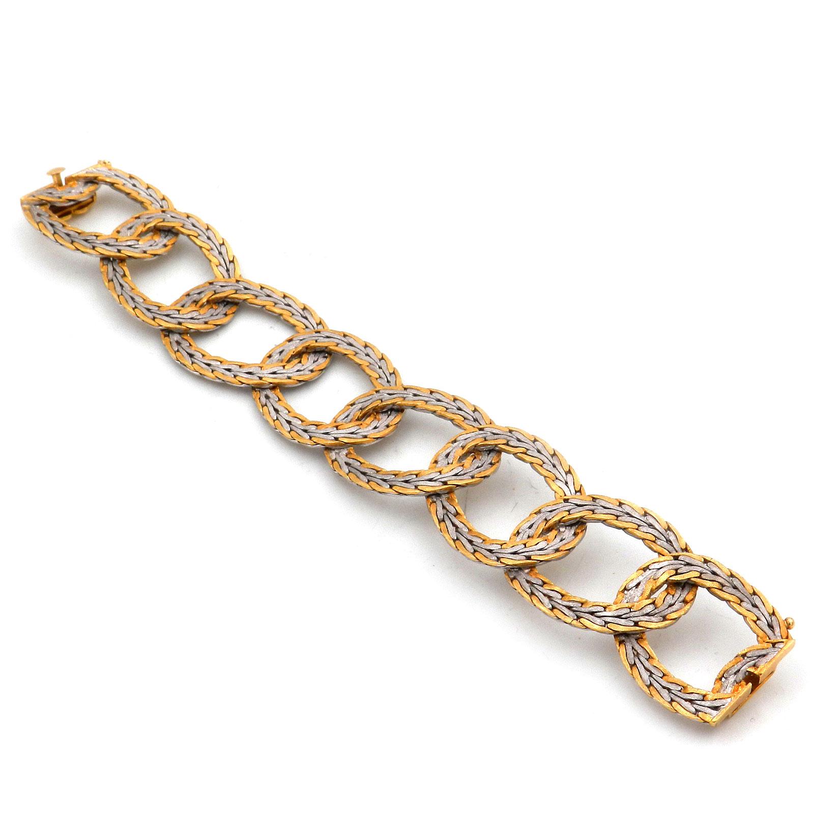 Bracelet rétro italien en or bicolore 18K, Italie circa 1950

Bracelet attrayant et élégant en or mat bicolore, dont les maillons ovales extra-fins en boucle présentent un motif en arêtes de poisson. Le fermoir intégral en forme de boîte avec une