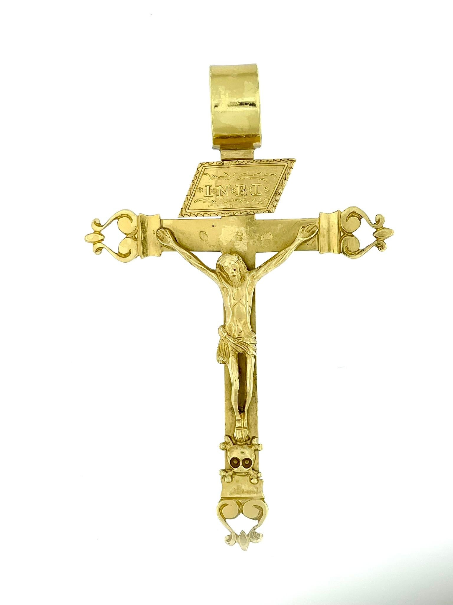 Le Crucifix Retro Italian en or jaune 18kt est un bijou religieux intemporel et exquis qui capture l'essence de l'artisanat traditionnel. Fabriqué en or jaune 18 carats de haute qualité, ce crucifix arbore une couleur riche et chaude qui ajoute une