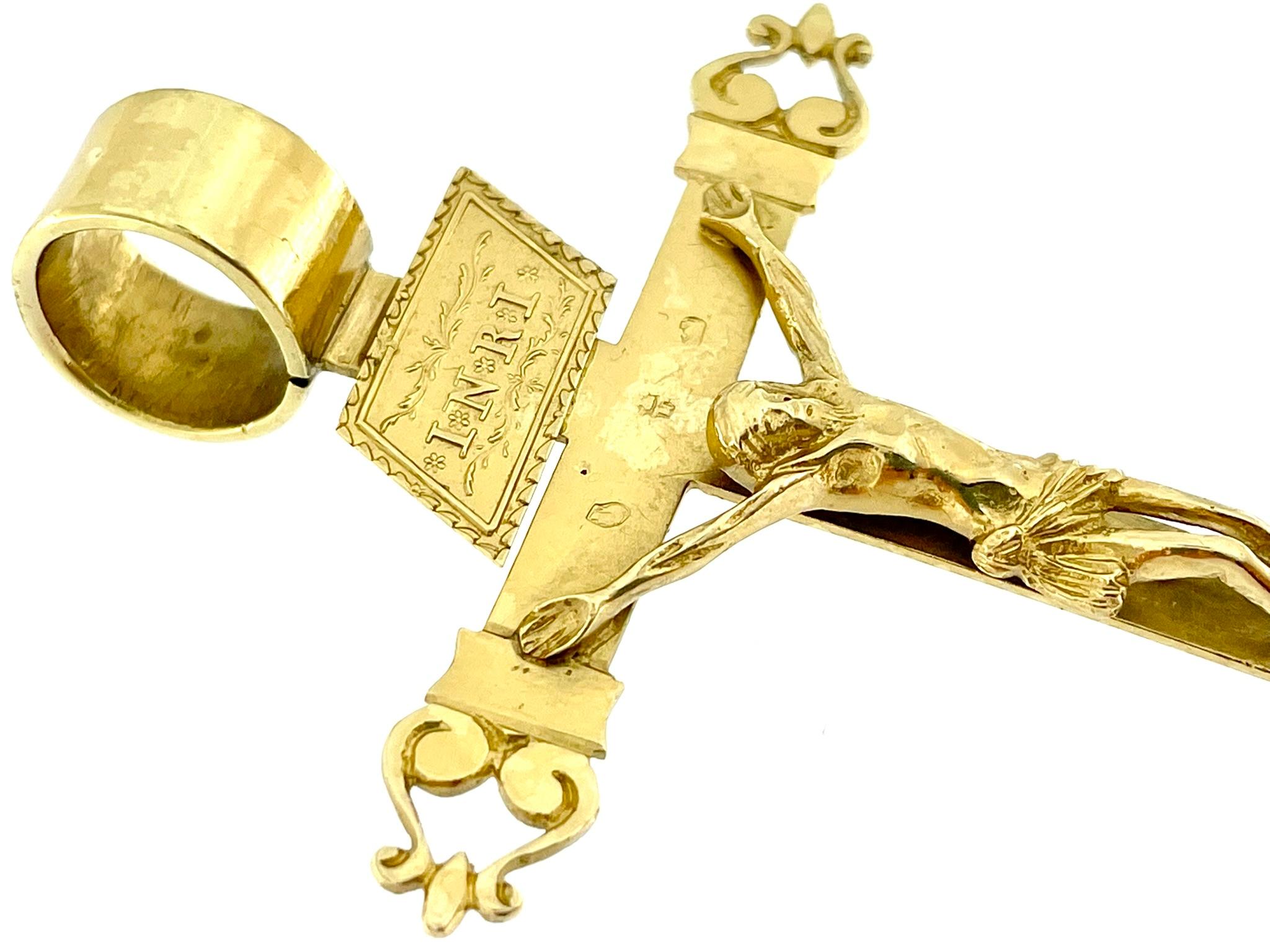 Crucifix italien rétro en or jaune 18 carats  Bon état - En vente à Esch-Sur-Alzette, LU