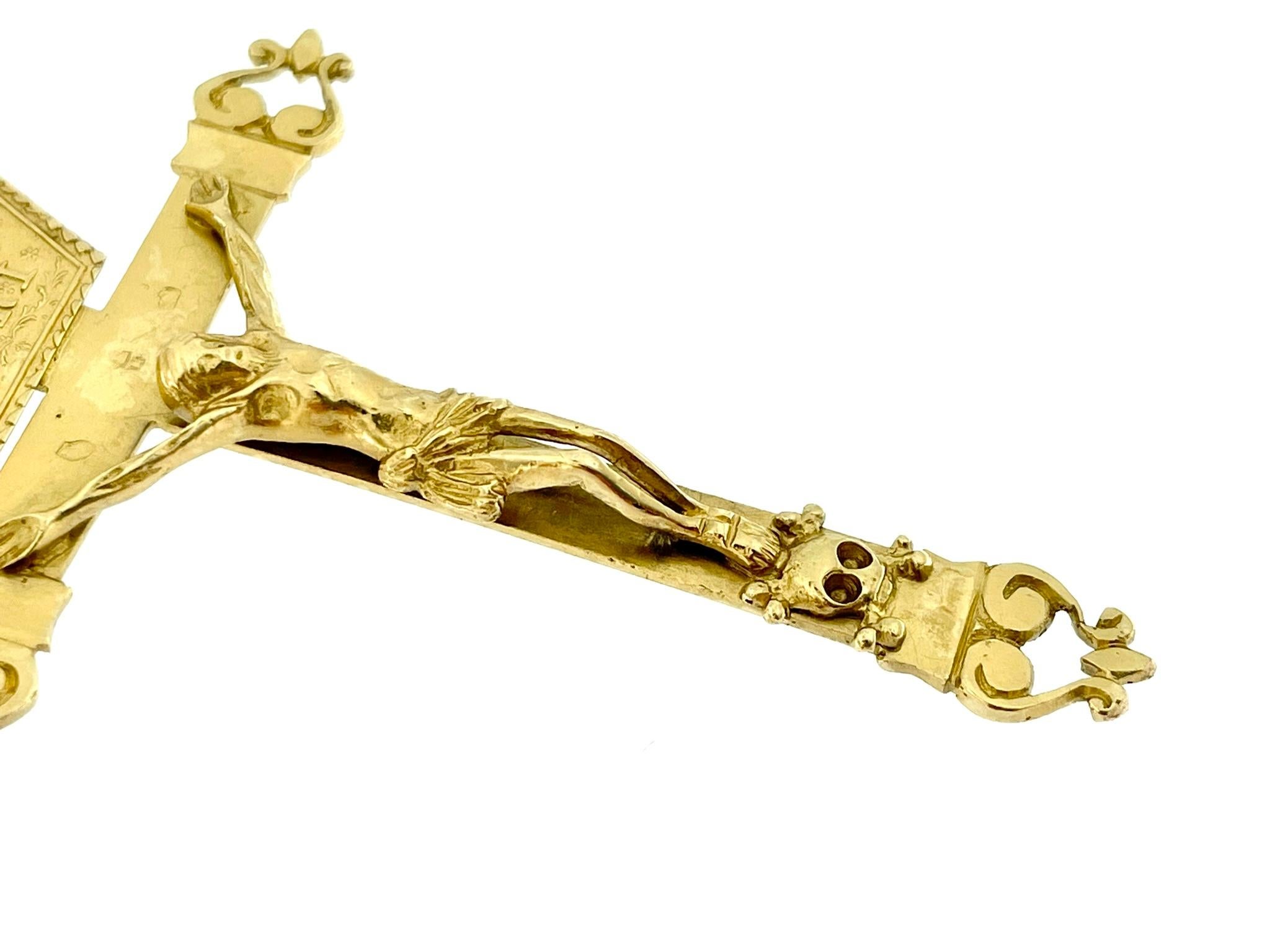 Crucifix italien rétro en or jaune 18 carats  Unisexe en vente