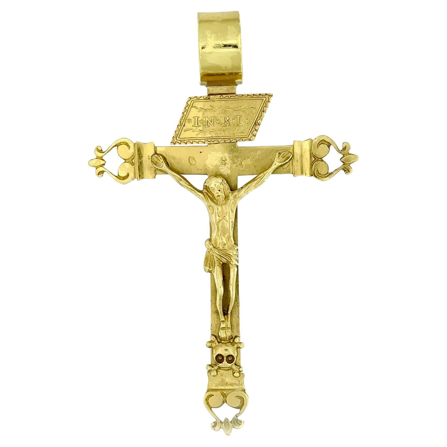 Crucifix italien rétro en or jaune 18 carats  en vente