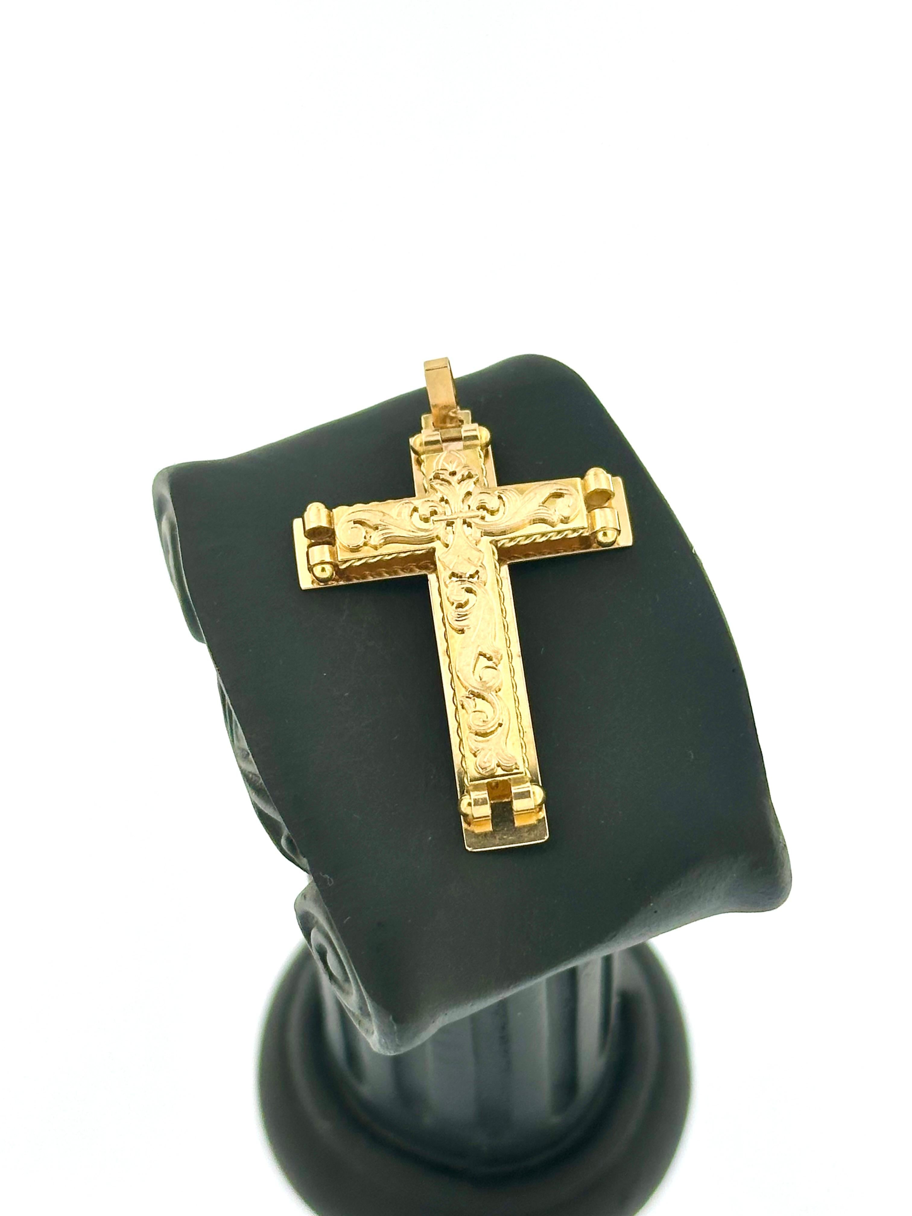 Ce pendentif en forme de croix italienne rétro est un symbole exquis de foi et d'art, réalisé en or jaune 18 carats avec des détails et un savoir-faire remarquables. Le pendentif présente un motif unique de croix sur croix, ce qui lui donne de la