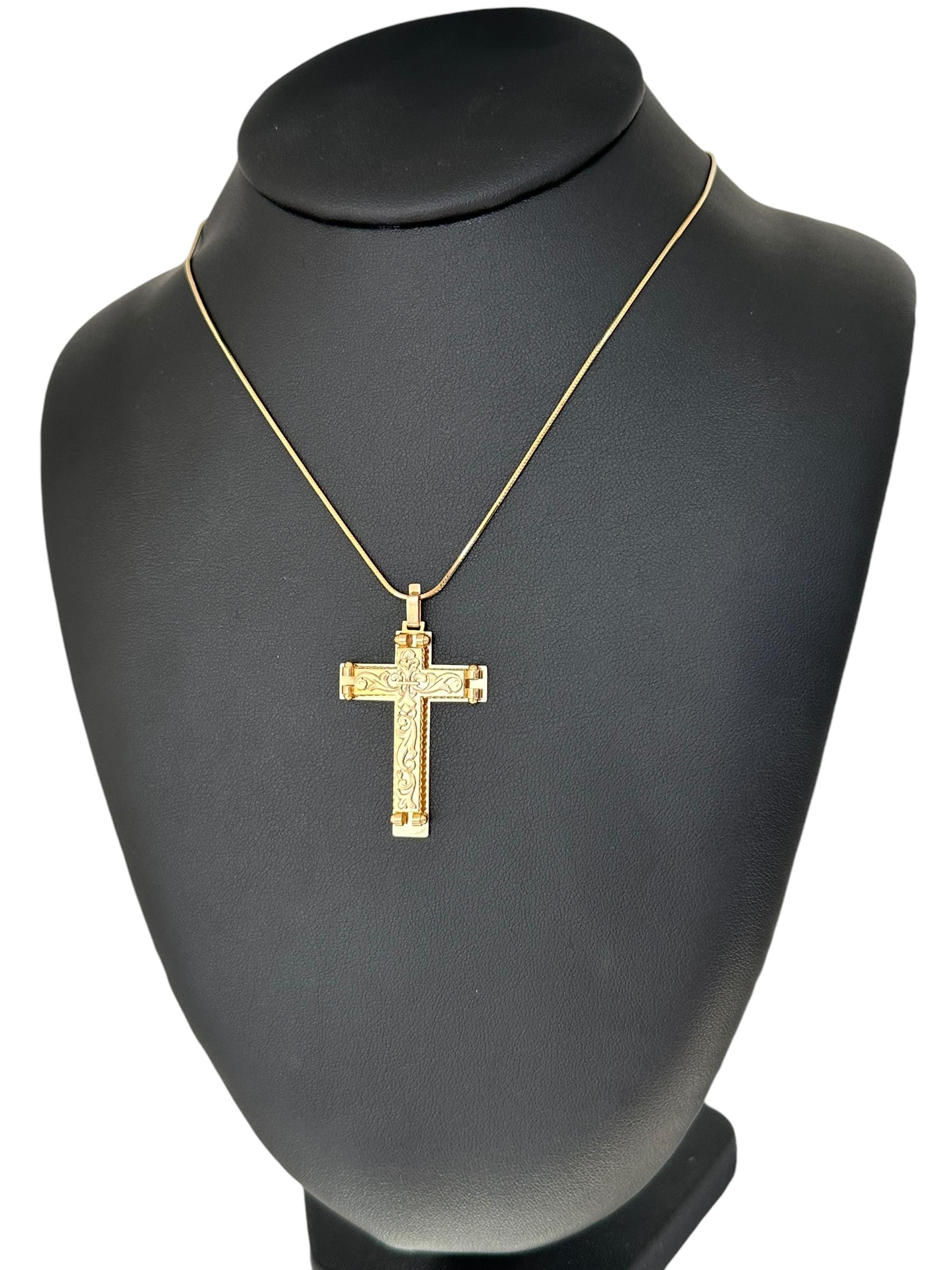 Artisan Croix italienne rétro en or jaune avec motif de fleur de lys en vente