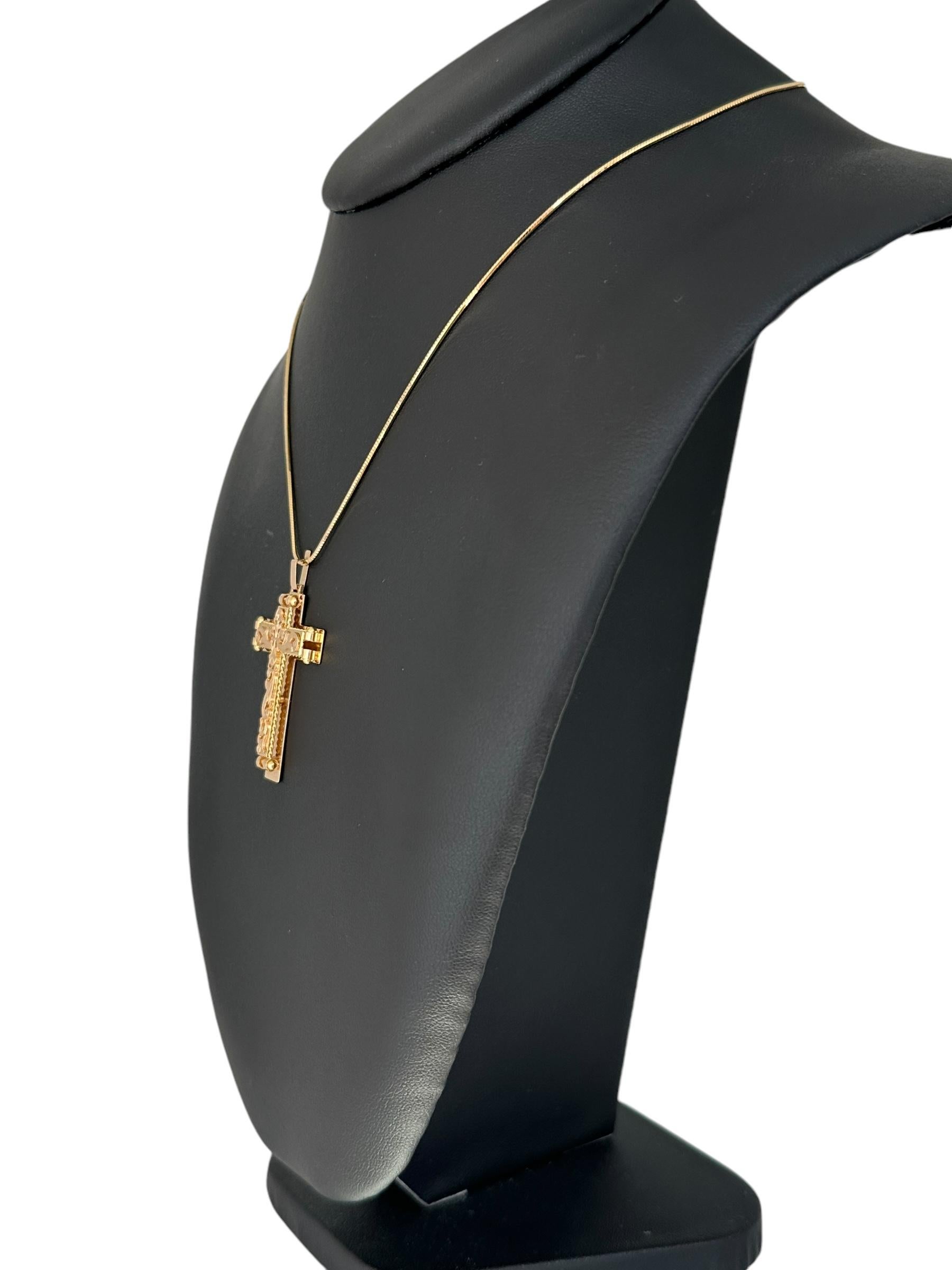 Croix italienne rétro en or jaune avec motif de fleur de lys Bon état - En vente à Esch sur Alzette, Esch-sur-Alzette