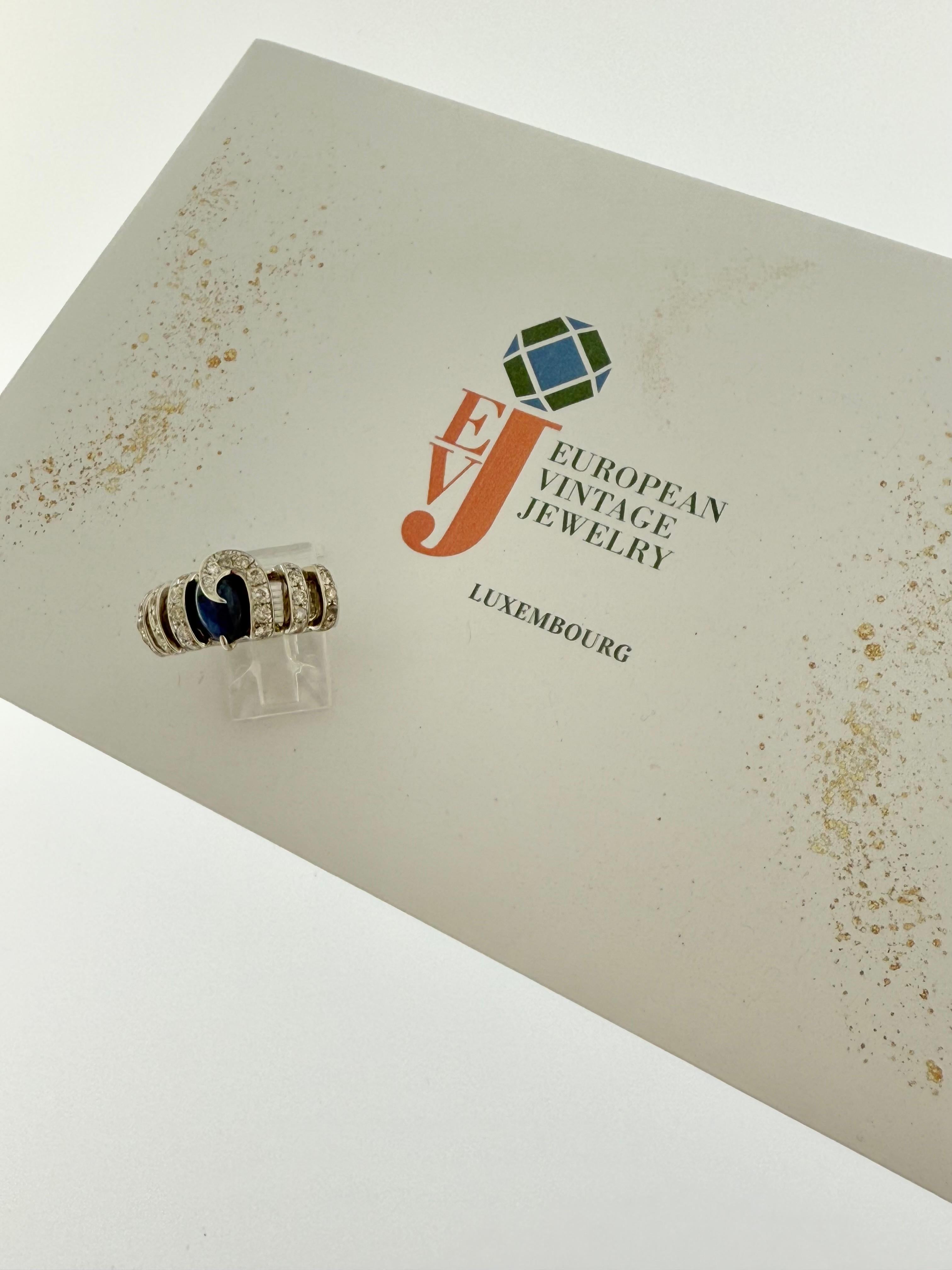 Larghezza superiore: 1,2 cm
Larghezza della banda: 0,6 cm

Questo anello Retro Italian White Gold è uno splendido esempio di eleganza di ispirazione vintage, meticolosamente realizzato in oro bianco 18kt. Al centro c'è un magnifico zaffiro cabochon