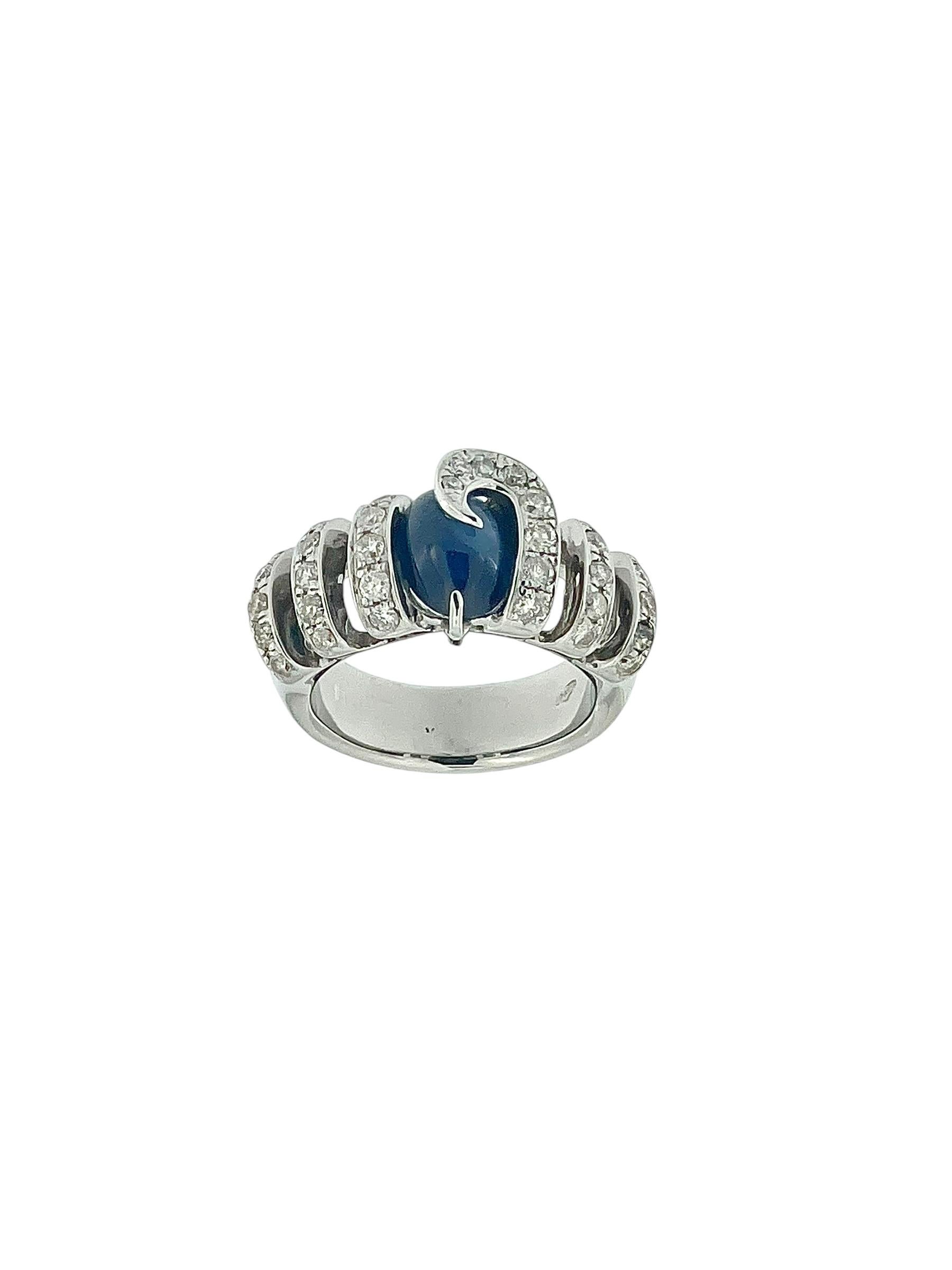 Artigiano Anello retrò in oro bianco con diamanti e zaffiro in vendita