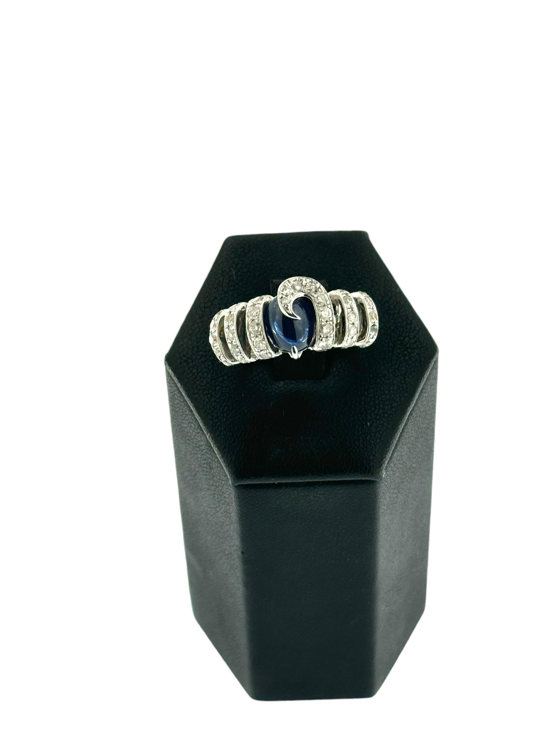 Anello retrò in oro bianco con diamanti e zaffiro in vendita 1