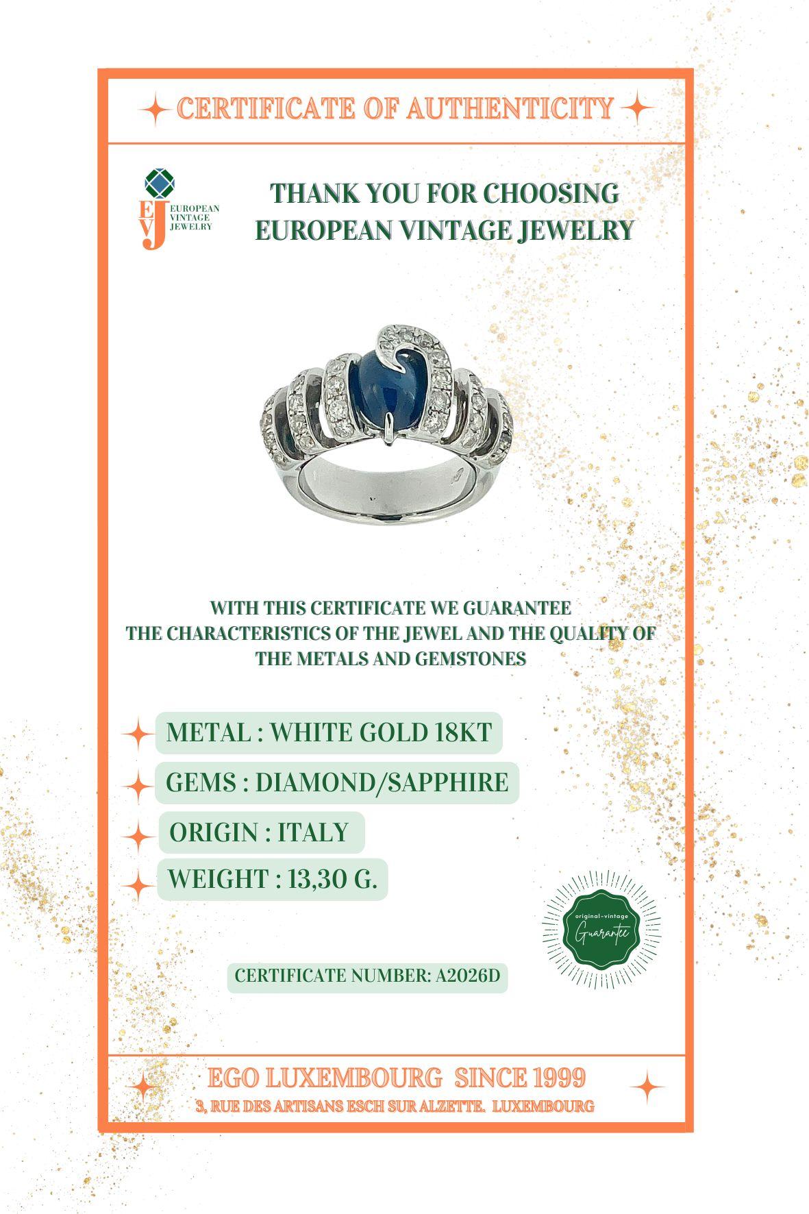 Anello retrò in oro bianco con diamanti e zaffiro in vendita 3
