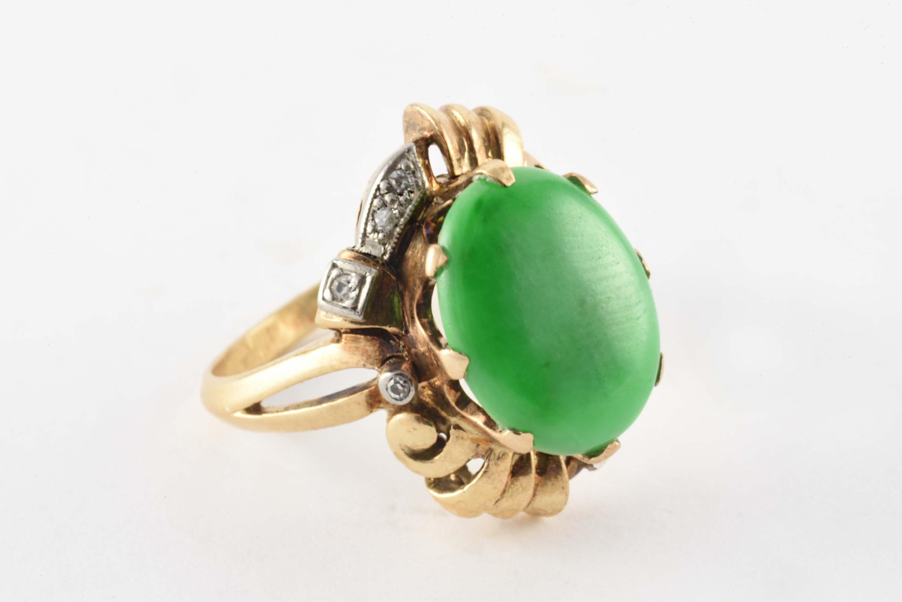 Anillo de cóctel retro de jade y diamantes Corte oval en venta